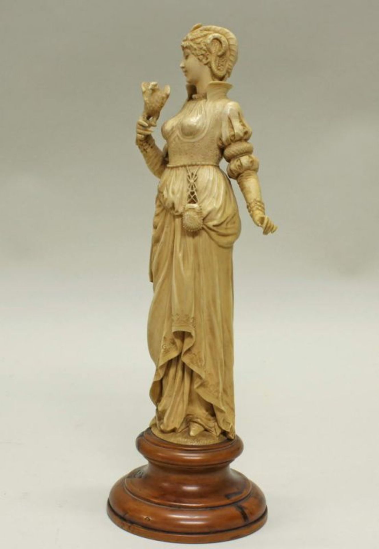 Skulptur, Elfenbein geschnitzt, "Junge Frau mit Vogel", 19. Jh., rückseitig monogrammiert NP ( - Image 4 of 8