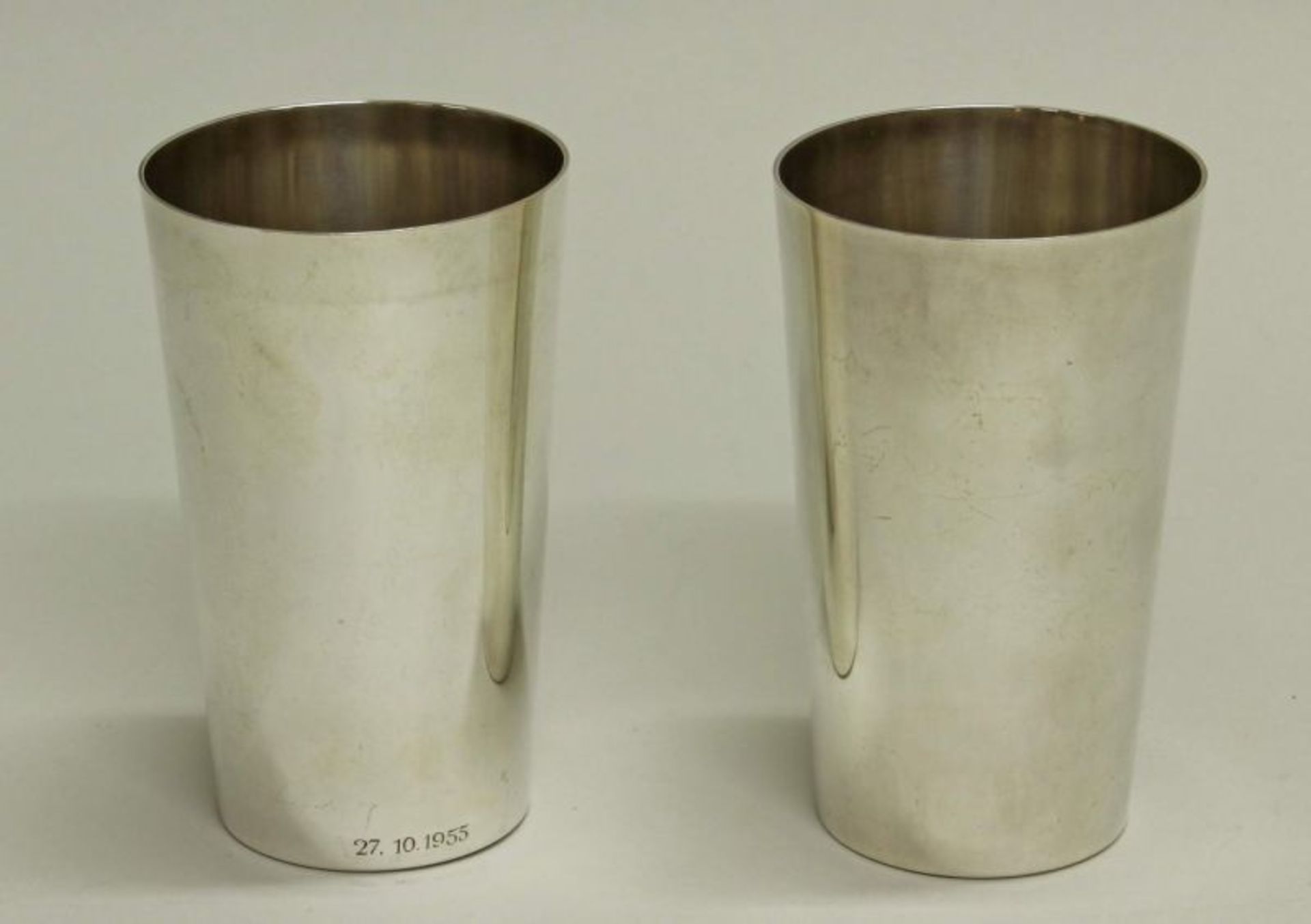 Paar Becher, Silber 835, Lutz & Weiß, glatt, je Datumsgravur, 12.3 cm hoch, zus. ca. 270 g 20.00 %