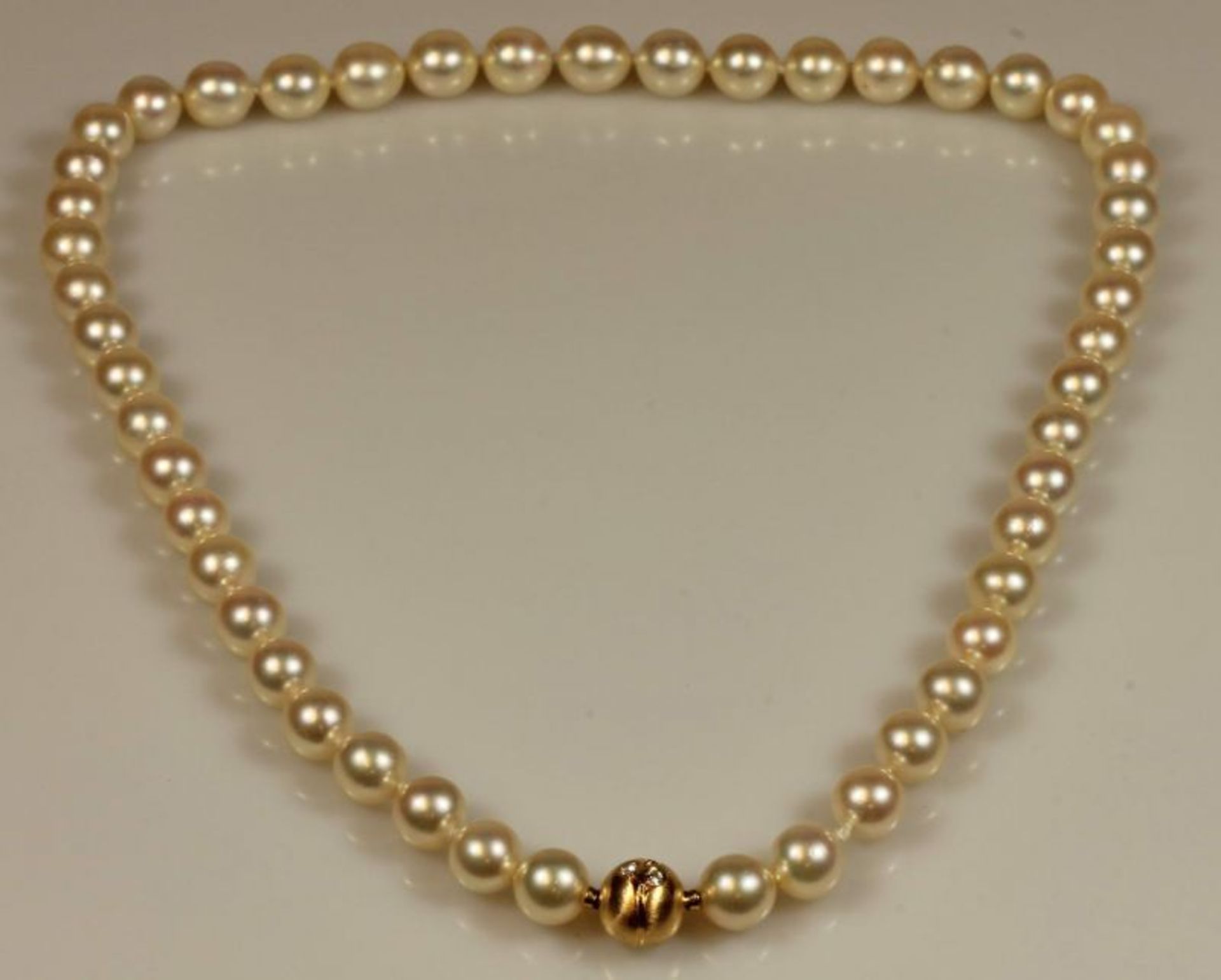 Perlenkette, 49 Akoya-Zuchtperlen ø ca. 8.5 mm, Kugel-Bajonette-Schließe, GG 750, 5 Besatz-