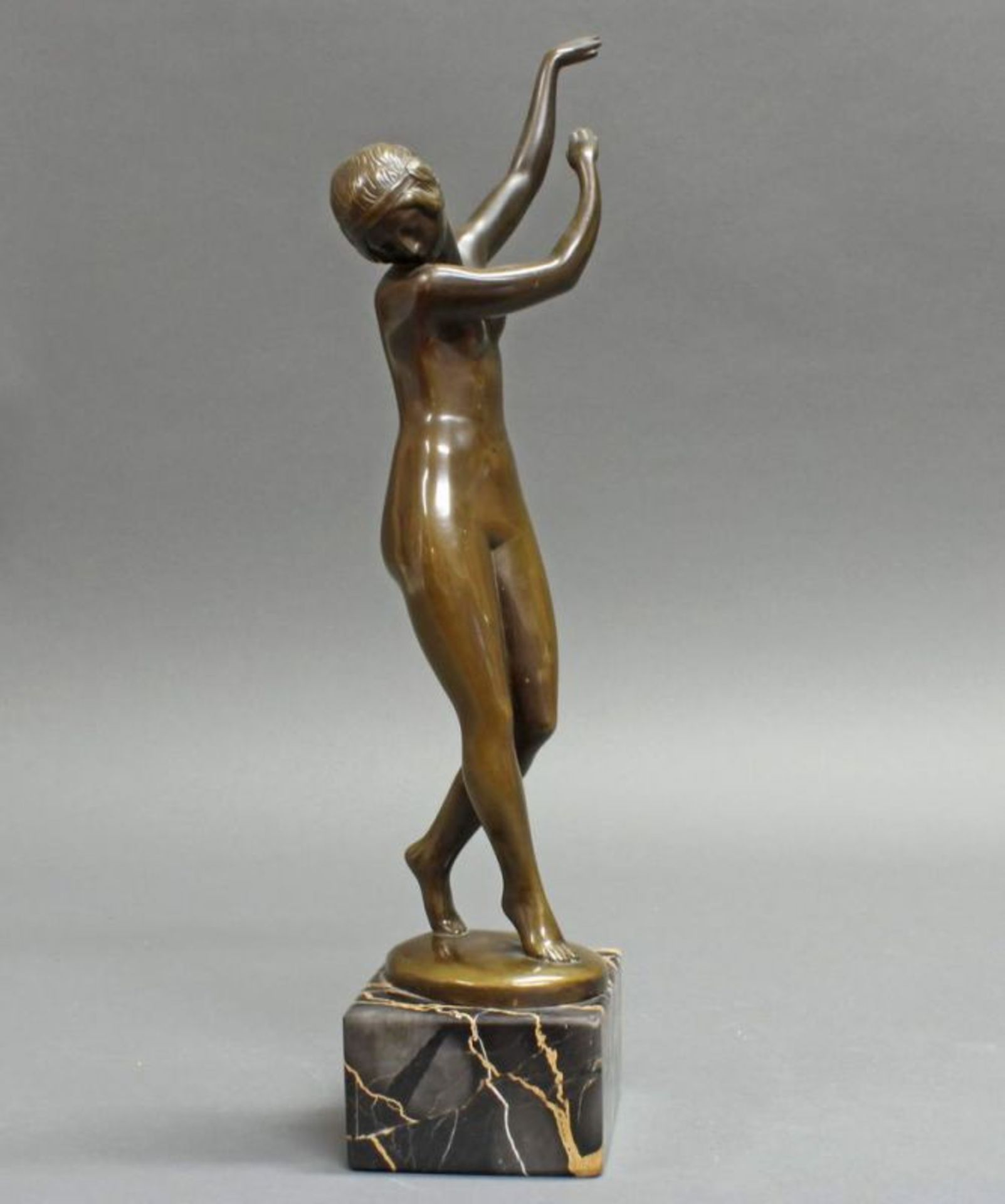 Bronze, braun patiniert, "Tänzerin", auf der Plinthe bezeichnet Lissy Eckart, auf Steinsockel, 32 cm
