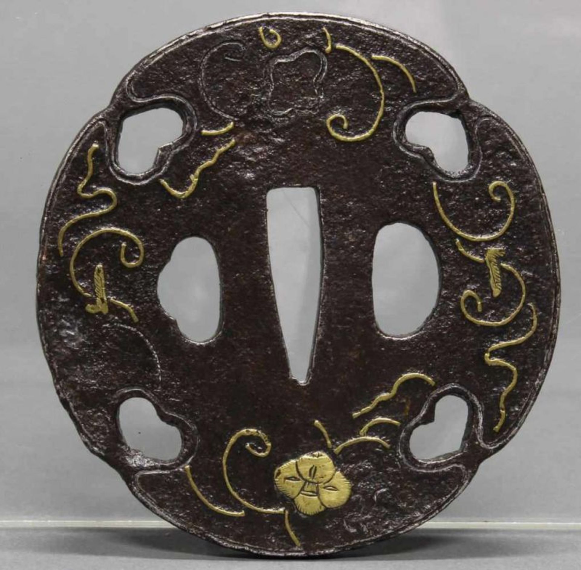 Tsuba, Japan, 19. Jh., Eisen, Ranken und durchbrochene Herzen, Metalleinlagen, 8.1 x 7.8 cm, - Image 2 of 2