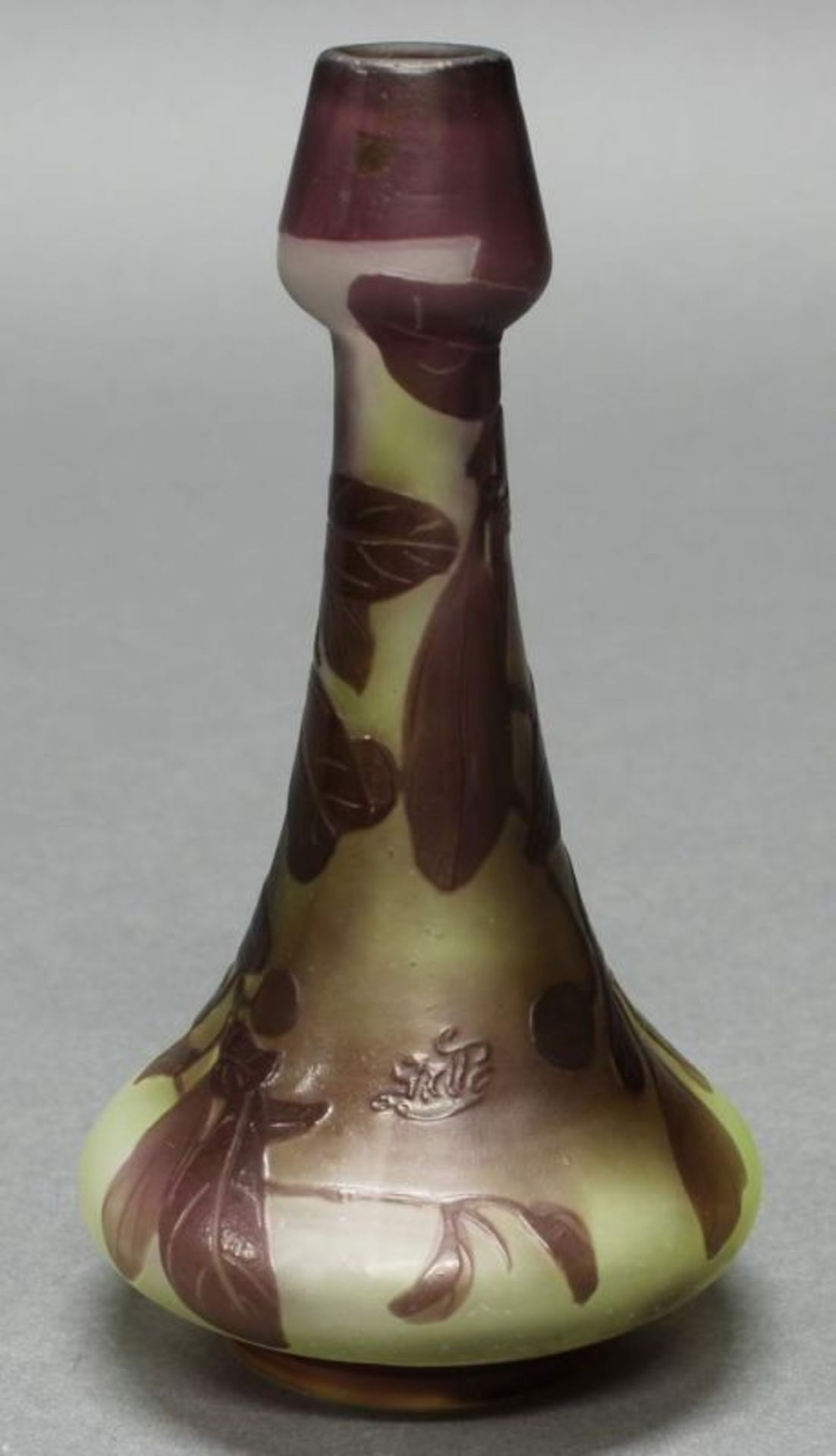 Soliflore, Emile Gallé, 1902-1903, Glas, violettfarbener Überfangdekor mit Schlehen auf grünem Fond,