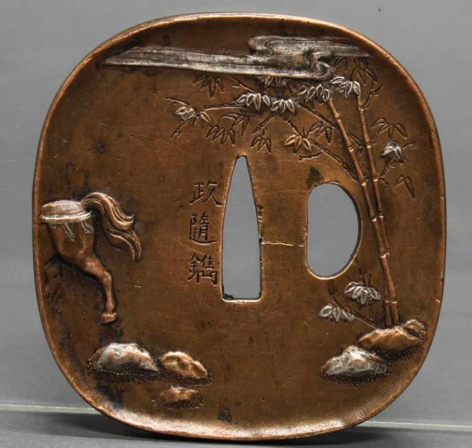 Tsuba, Japan, 19./20. Jh., Kupfer, abgerundete Ecken, im Relief ein Reiter unter Bambus, - Image 2 of 2