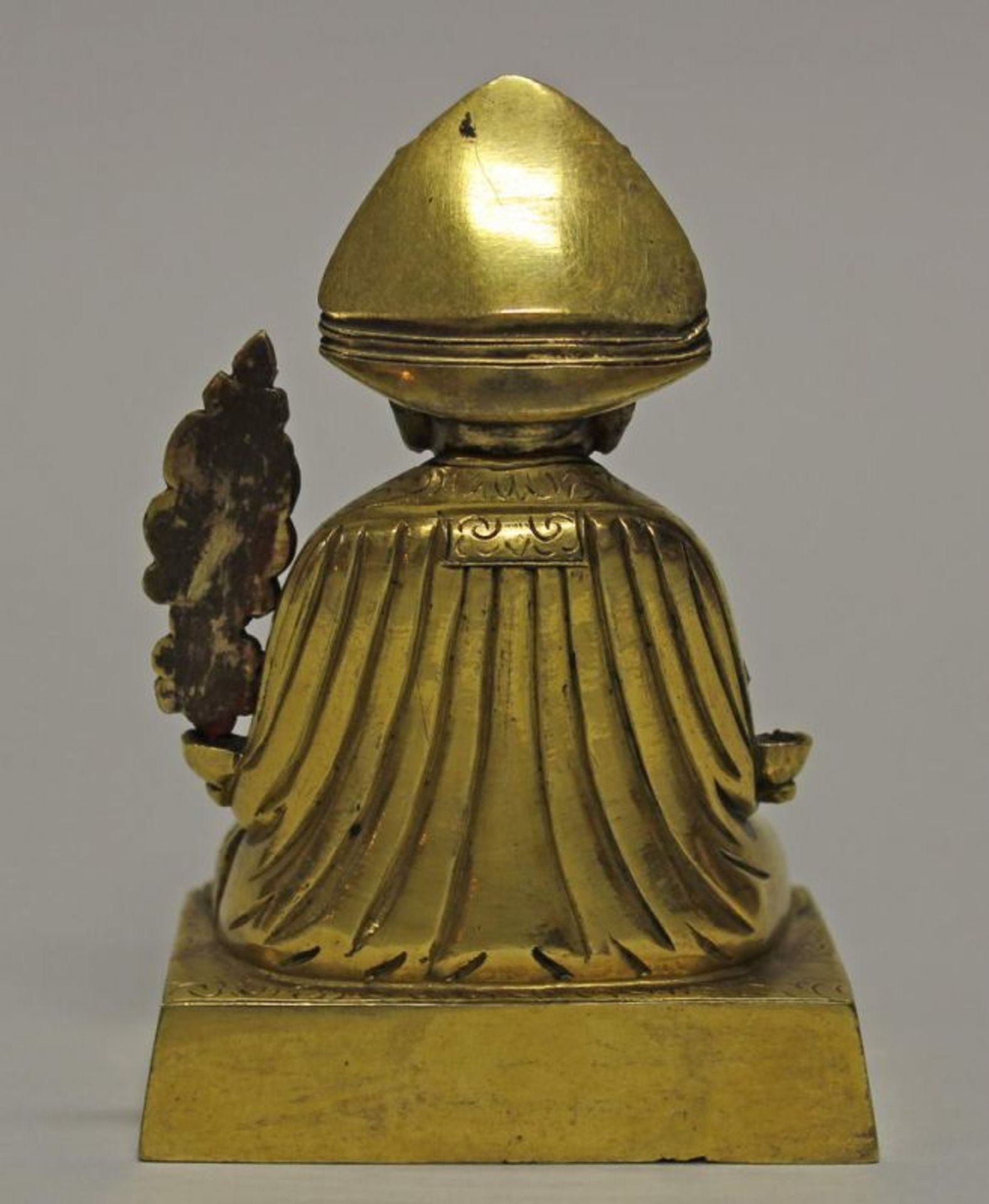 Skulptur, "Lama", Sinotibetisch, 19. Jh., Bronze, feuervergoldet, Lehrmeister im Mönchsgewand mit - Image 3 of 4