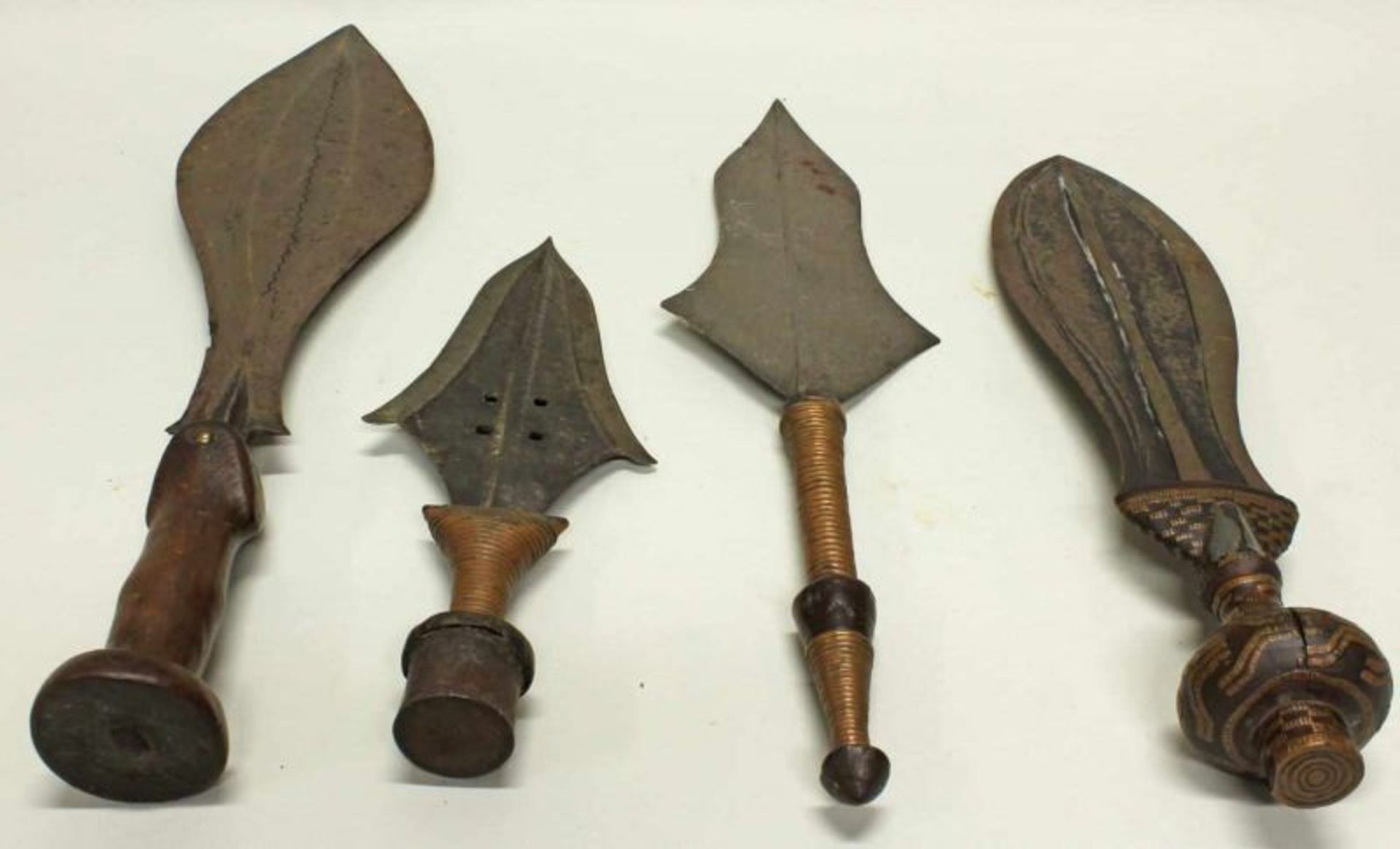 4 Messer, Zaïre, Afrika, authentisch, 28.5 cm, 38 cm, 41.5 cm bzw. 47 cm. Provenienz: Rheinische
