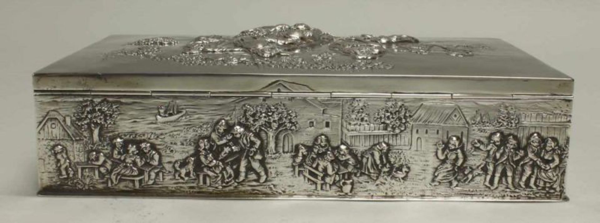 Gebäckdose, Silber 800, deutsch, figuraler Reliefdekor, innen vergoldet, 6 x 26 x 15 cm, ca. 1.375 g - Image 4 of 7