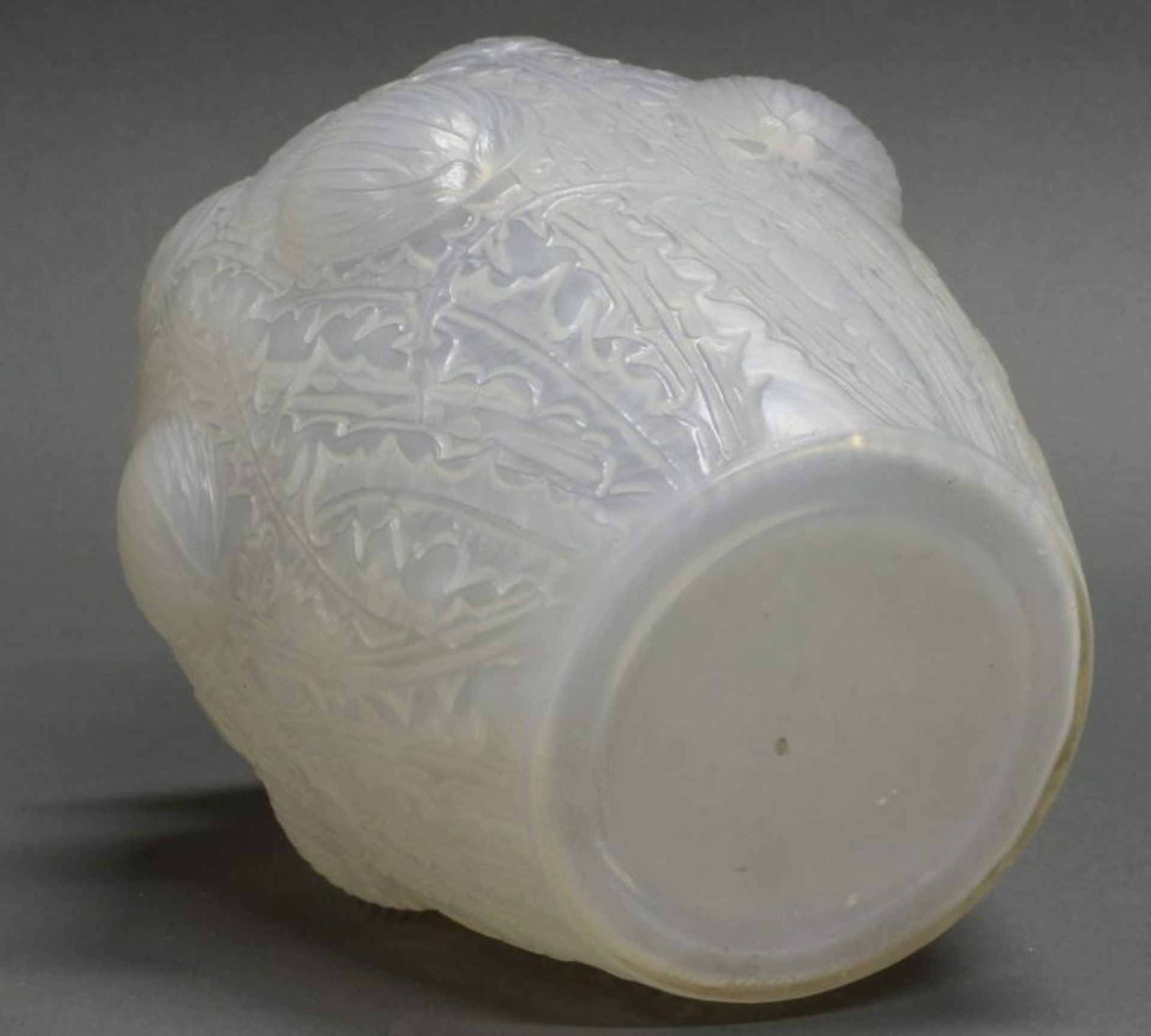 Vase, "Domrémy", René Lalique, 1930er Jahre, Opalglas, umlaufendes Distelrelief, am Boden signiert - Image 3 of 4