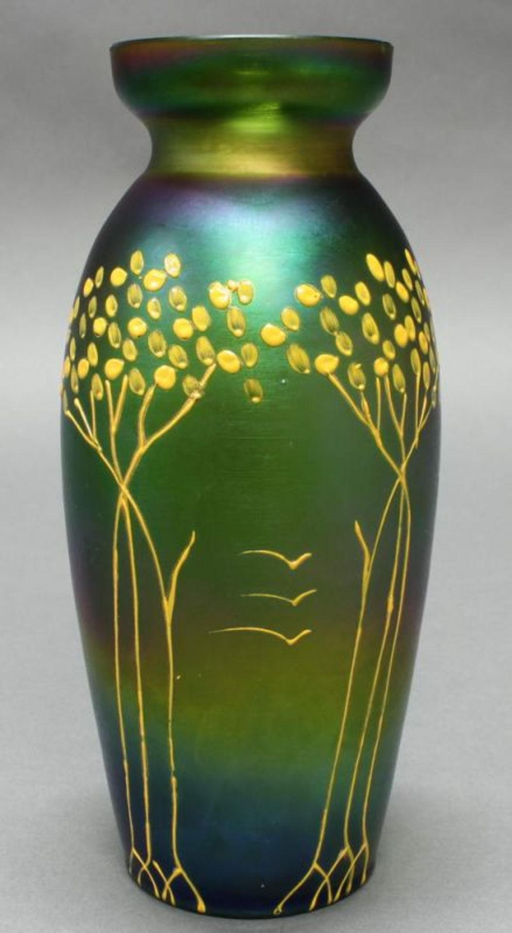 Vase, Glas, unleserlich bezeichnet, brauner Überfangdekor mit baumbestandener Flusslandschaft, - Image 4 of 8