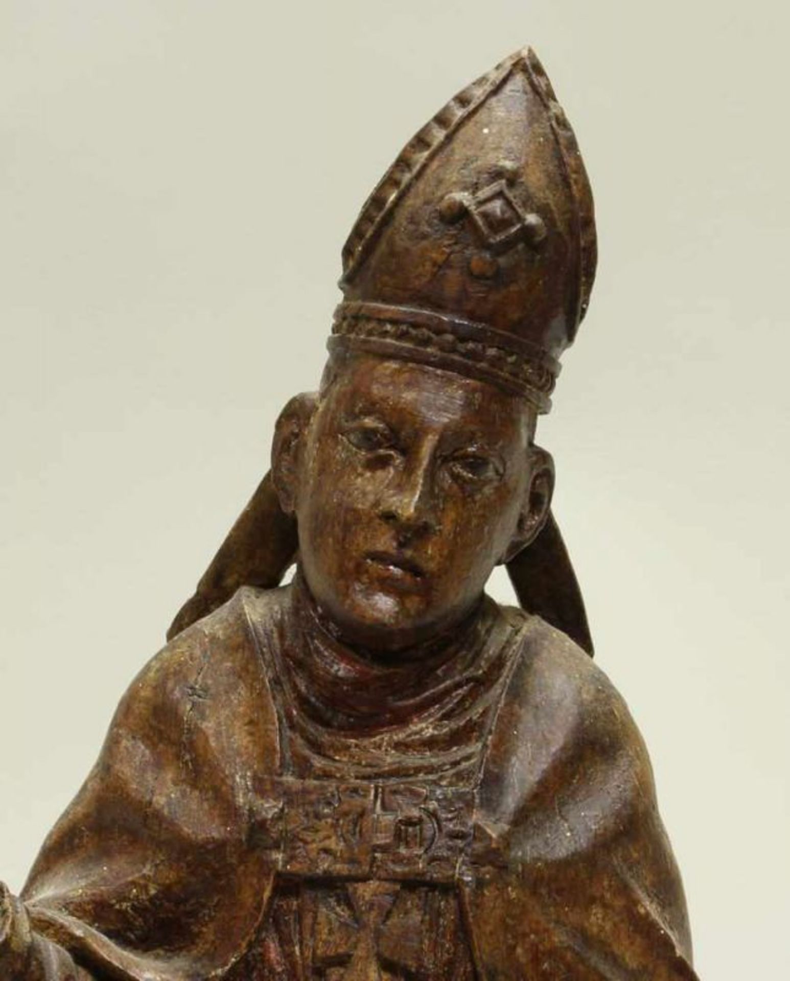 2 kleine Skulpturen, Holz geschnitzt, "Heilige Bischöfe", 34 cm bzw. 36 cm hoch, 18./19 Jh., - Image 3 of 7