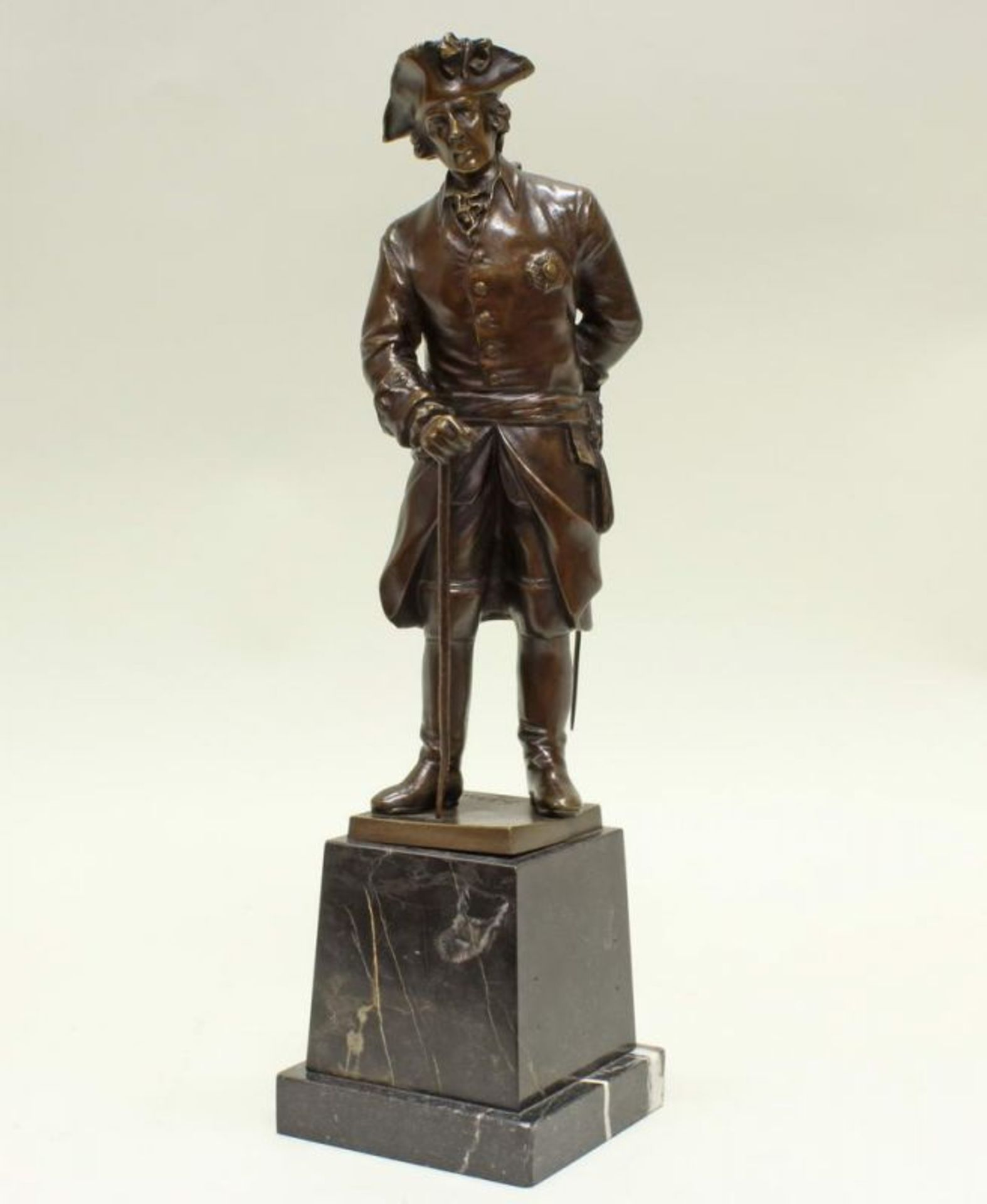 Bronze, braun patiniert "Friedrich II.", auf der Plinthe bezeichnet Prof. Schreiber, auf