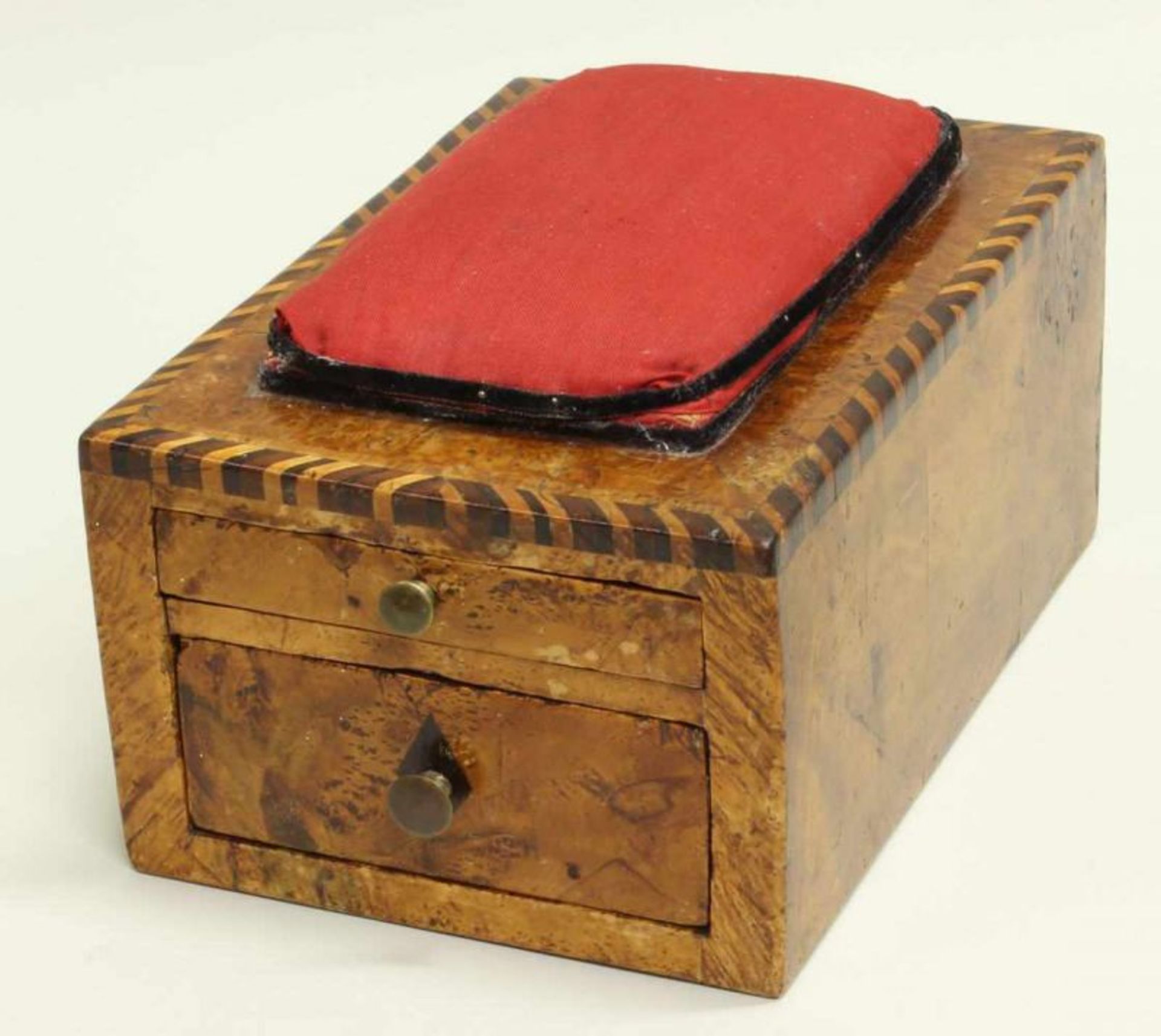 Nähkästchen, Biedermeier, um 1830, Obstholz, zwei Schubladen, oberes Nähkissen, 13 x 15 x 21.5 cm