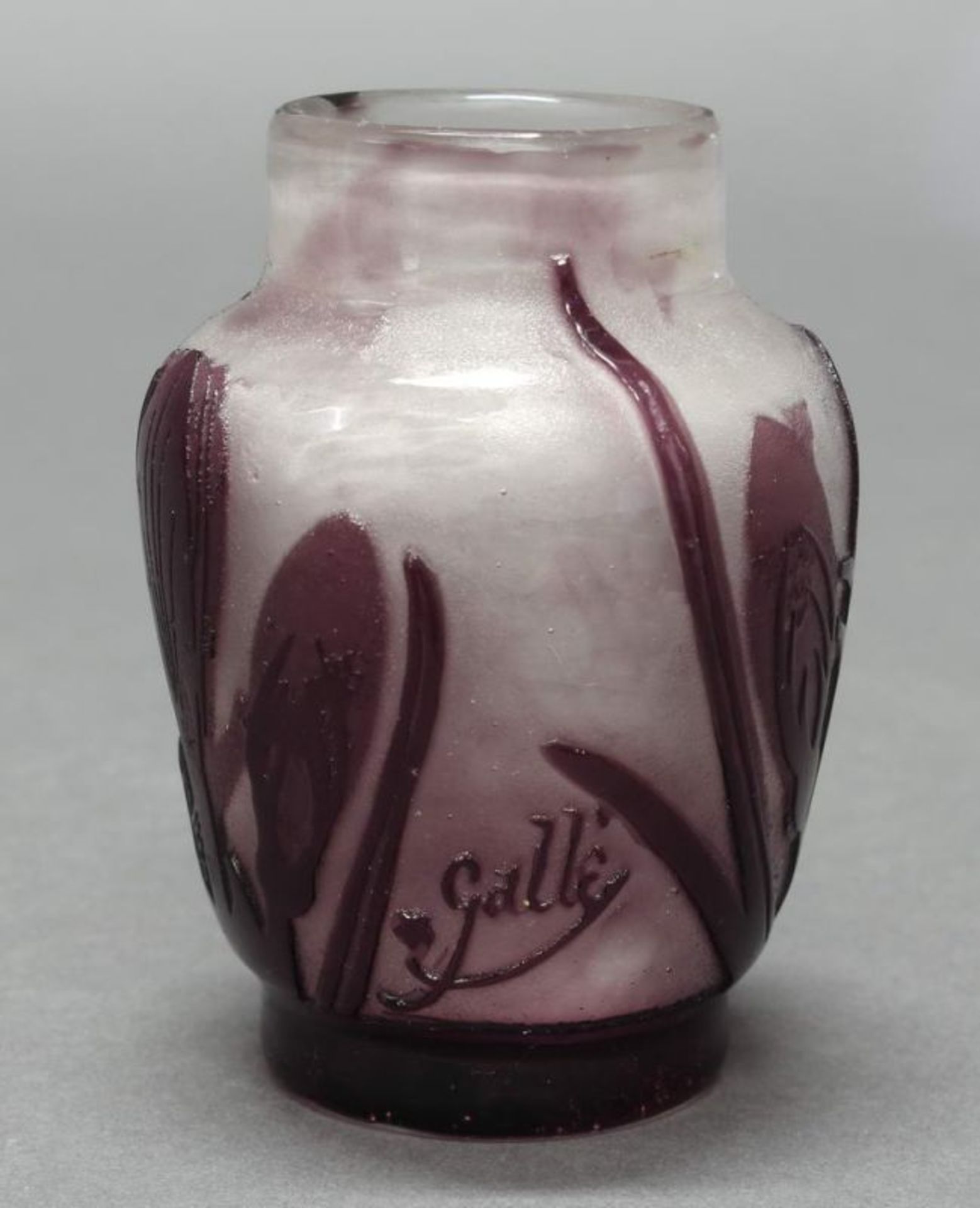 Vase, Emile Gallé, 1904-1906, Glas, violetter Überfangdekor mit Krokus auf weißlichem Fond, signiert