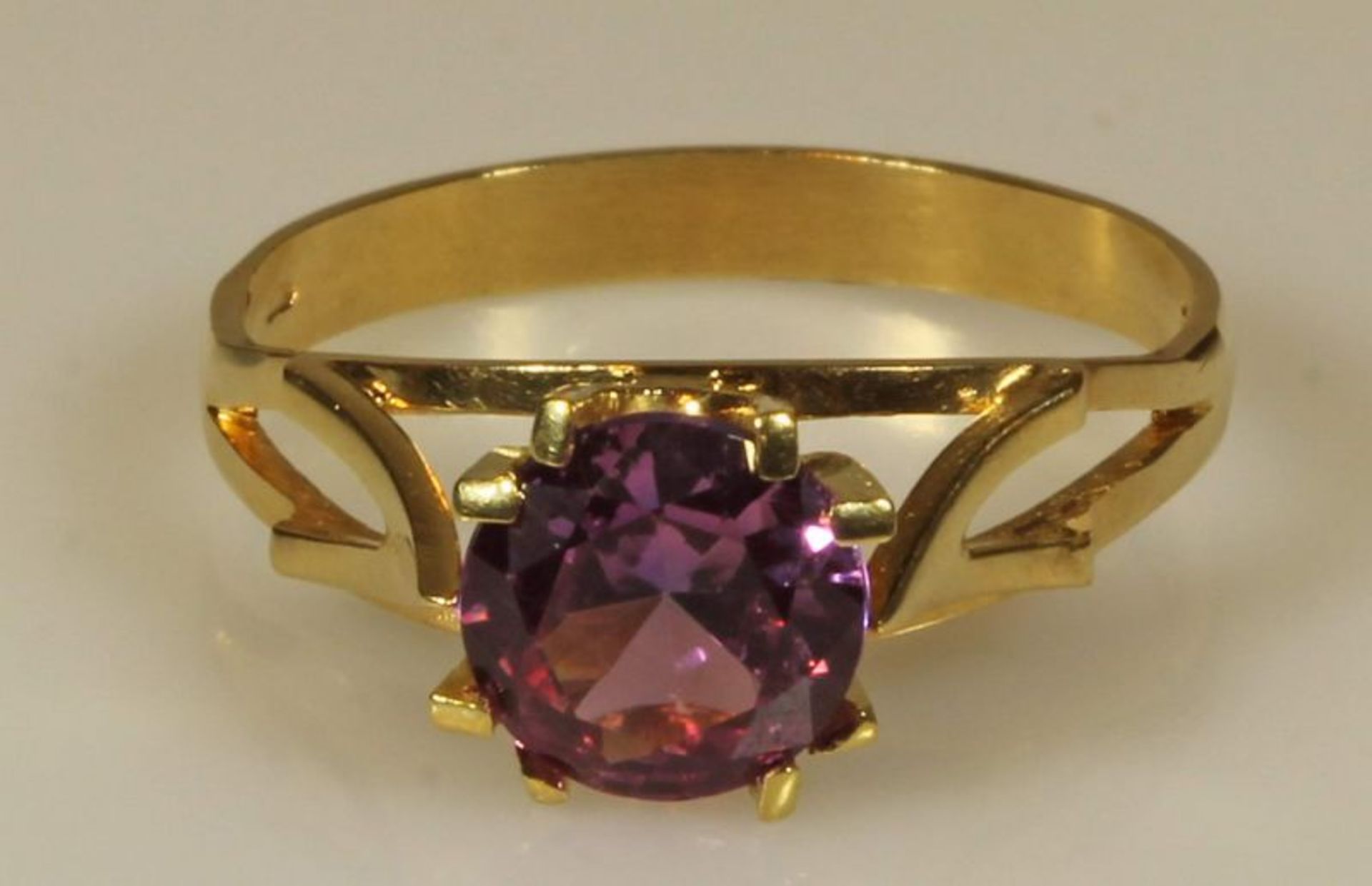 Ring, GG 585, 1 runder facettierter pinker synthetischer Korund, 3 g, RM 18.5 20.00 % buyer's