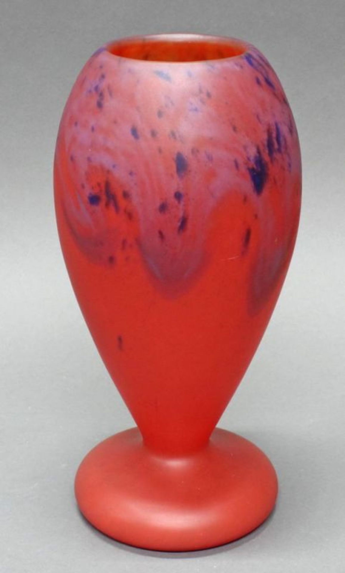 Vase, Verreries Schneider, Épinay-sur-Seine, um 1925, Glas, roter Fond mit blauen