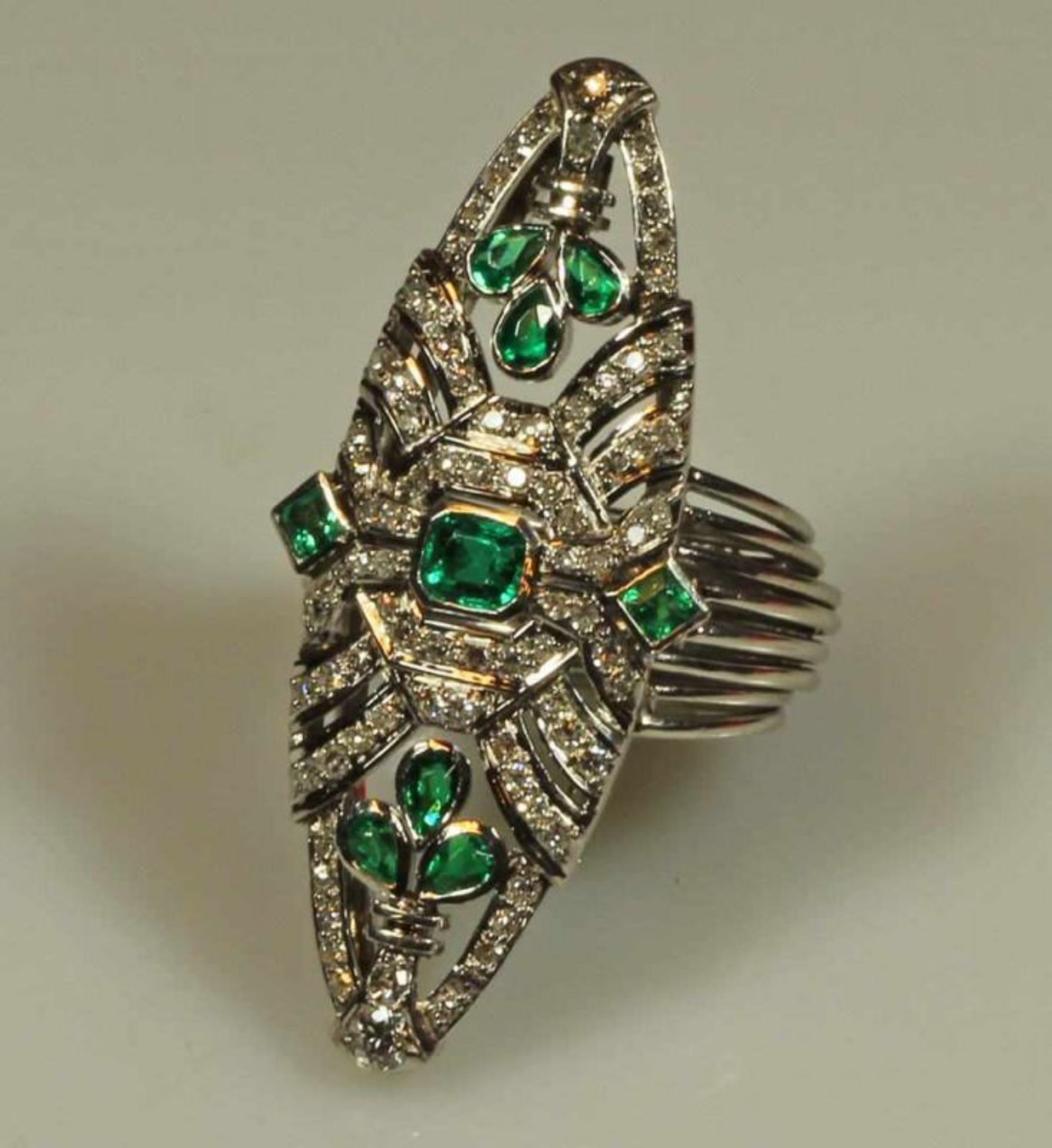 Ring, Platin, 1 Smaragd ca. 0.30 ct., Smaragdschliff, 6 Smaragde zus. ca. 0.40 ct.,