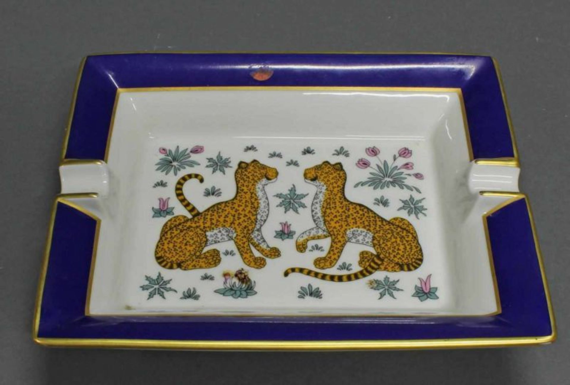 Aschenbecher, Hermès, Paris, Porzellan, farbiger Dekor mit zwei Leoparden, Goldrand, 3.8 x 19.8 x