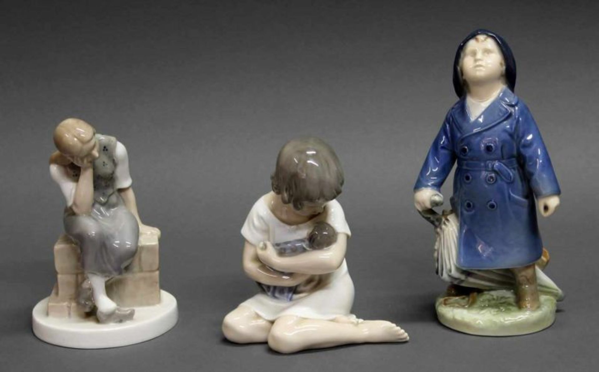 3 Porzellanfiguren, "Mädchen mit Puppe", "Sitzendes Mädchen auf Mauer", "Junge mit Regenschirm",
