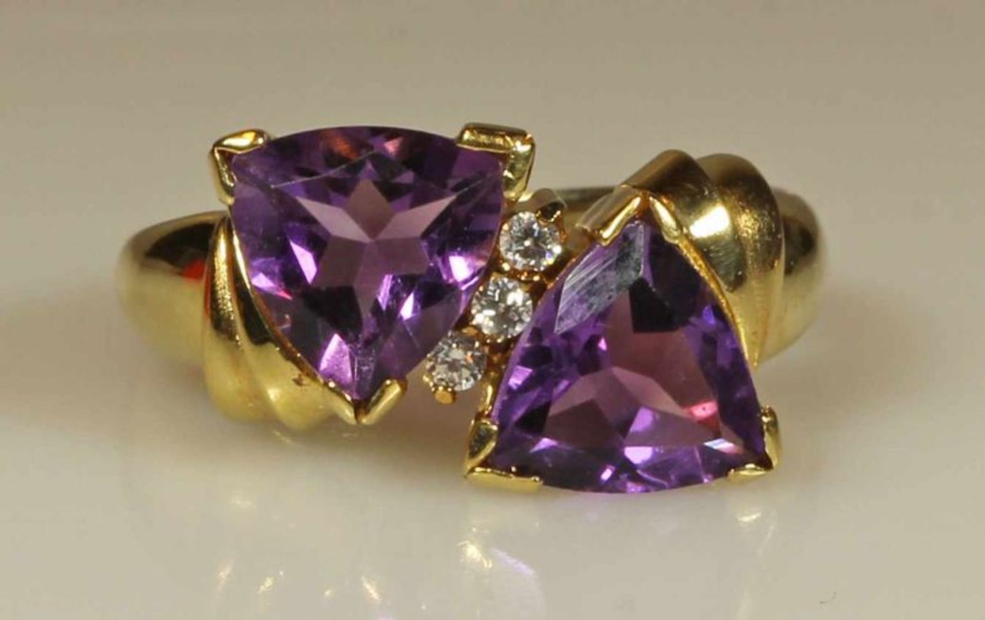 Ring, GG 585, 2 Amethyste im Triangelschliff, 2 Diamantimitationen, 4.9 g, RM 17 20.00 % buyer's