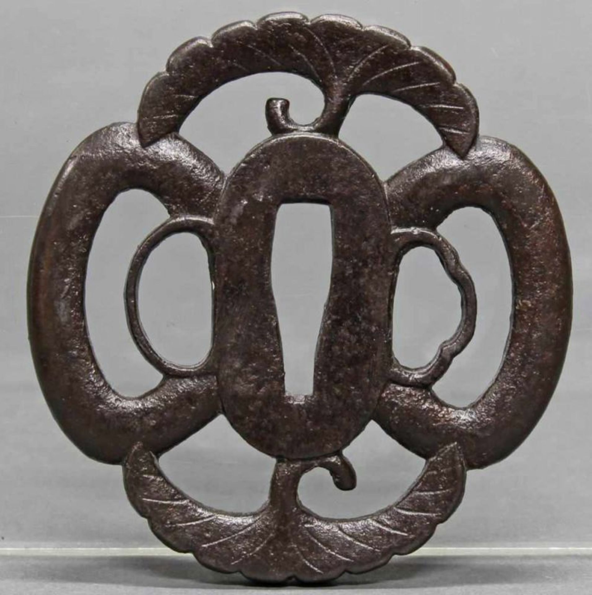 Tsuba, Japan, 19. Jh., Eisen, Mokkô-Form, durchbrochen, Ginkoblätter, 7.2 x 6.9 cm, Altersspuren - Image 2 of 2