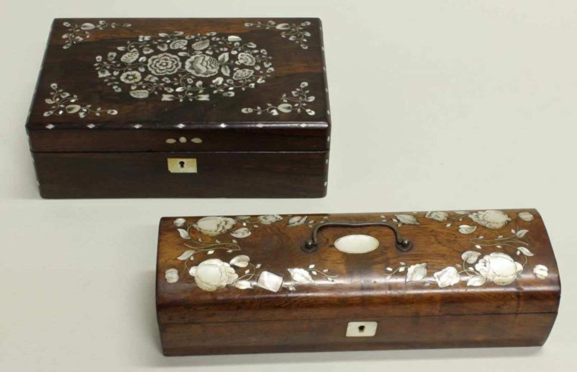 2 Schatullen, 19. Jh., Palisander, je mit floralen Perlmutteinlagen, 6.5 x 24.8 x 8 cm bzw. 7 x 21.5