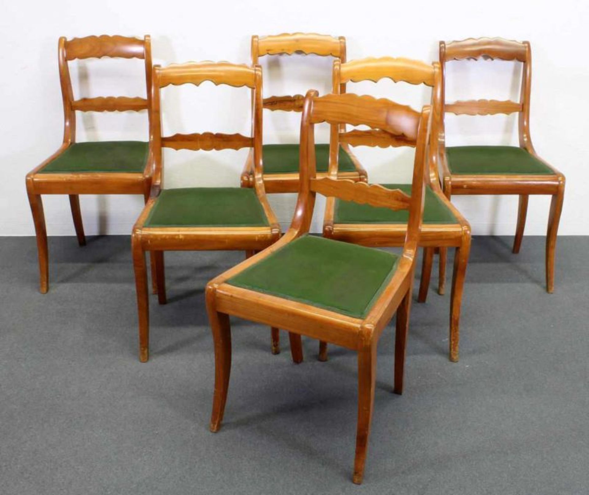 6 Stühle, um 1840, Kirschholz, Sitzpolster, teils fleckig, Gebrauchsspuren 20.00 % buyer's premium