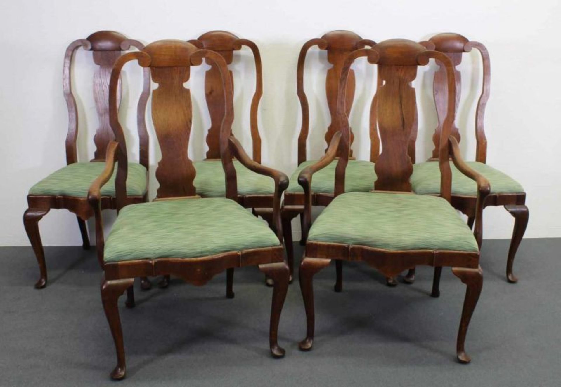 4 Stühle, 2 Armstühle, England, 19. Jh., Queen Anne Stil, Eiche, Sitzpolster 20.00 % buyer's premium