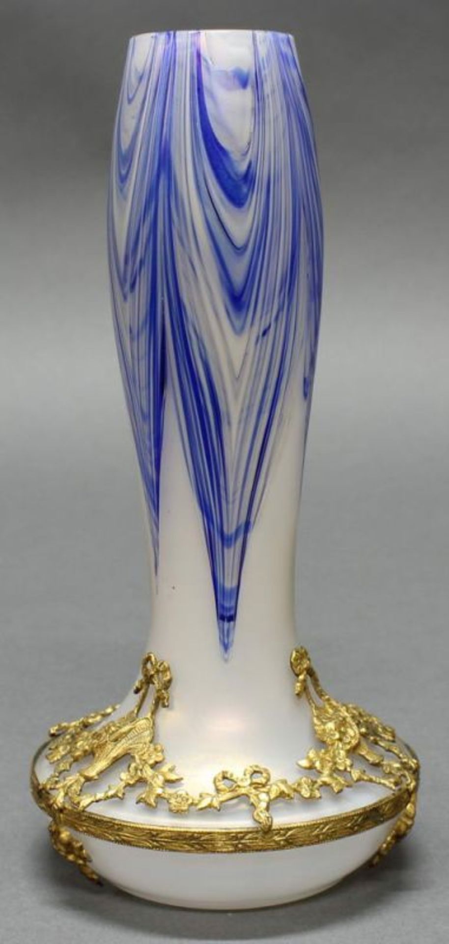 Vase, Glas, weiß-irisierendes Gefäß mit blauem Lanzettdekor auf dem Hals, Schulter mit - Image 2 of 6