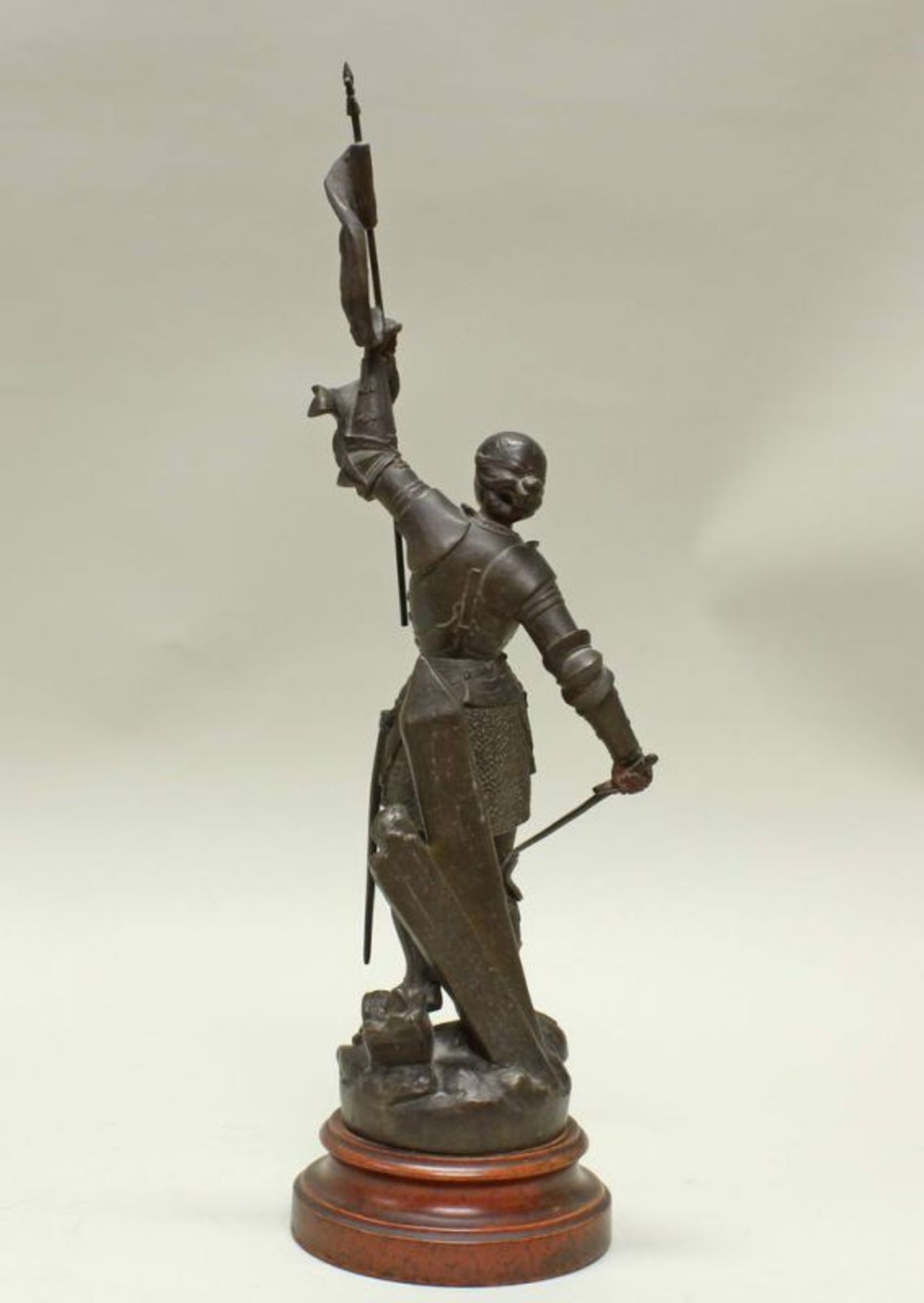 Plastik, Metall, "Jeanne d'Arc", bezeichnet nach Berthox, auf Holzsockel, 50 cm bzw. 54 cm hoc 20.00 - Image 4 of 5