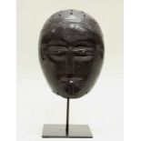 Maske, Mbunda, Sambia, Afrika, authentisch, Holz, Metallständer, 22 cm hoch, (ehemals