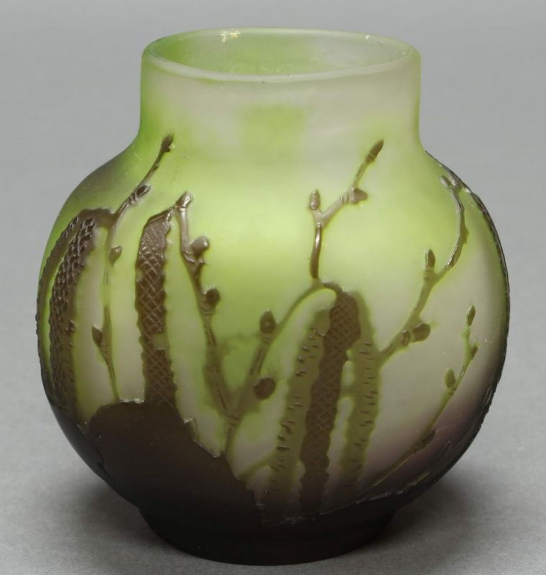 Vase, Emile Gallé, 1902-1903, Glas, brauner Überfangdekor Haselnusszweige mit Blüten-Kätzchen,