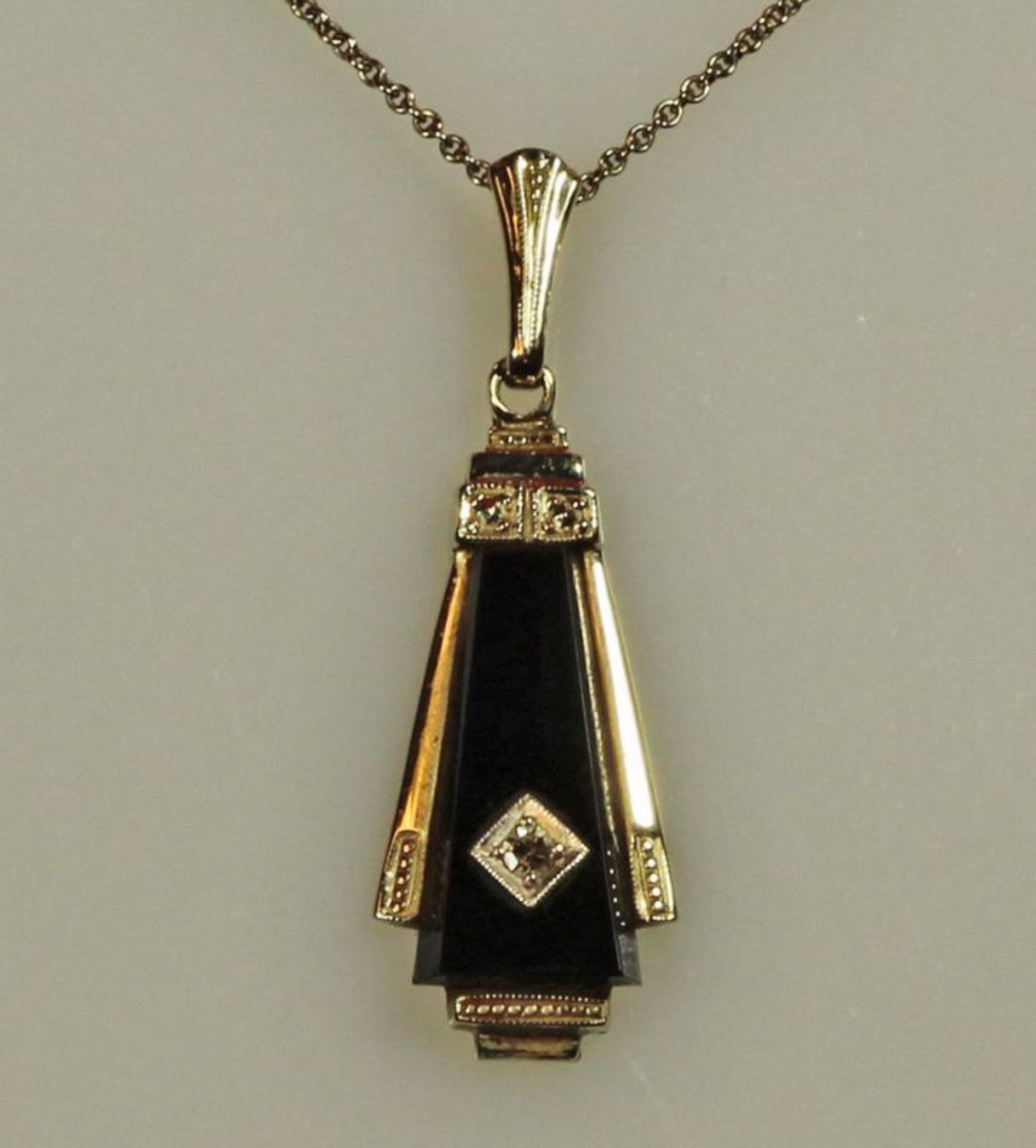 Anhänger, Art Deco, um 1920/30, WG 585, 1 Diamant, Onyx, an Collierkette, WG 750 20.00 % buyer's