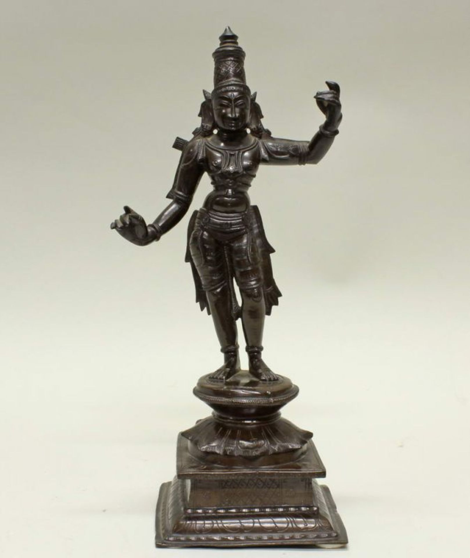 Skulptur, "Vishnu", Indien, 20. Jh., Bronze, 31 cm hoch 20.00 % buyer's premium on the hammer