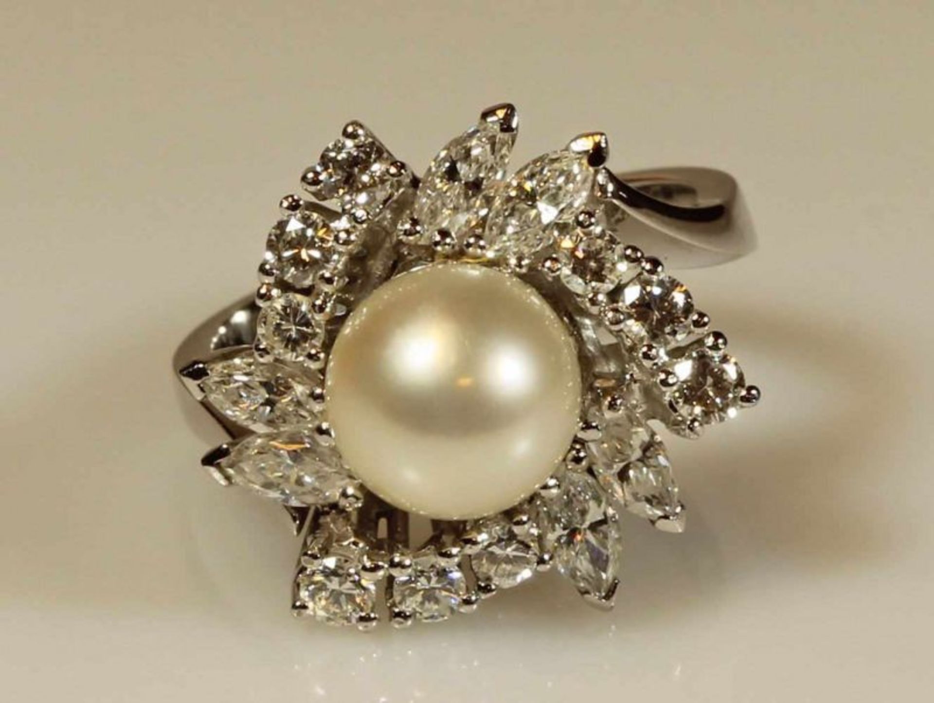 Ring, WG 585, 1 Zuchtperle ø ca. 8.5 mm, 9 Brillanten, 6 Diamant-Navettes, 8 g, RM 17.5 20.00 %