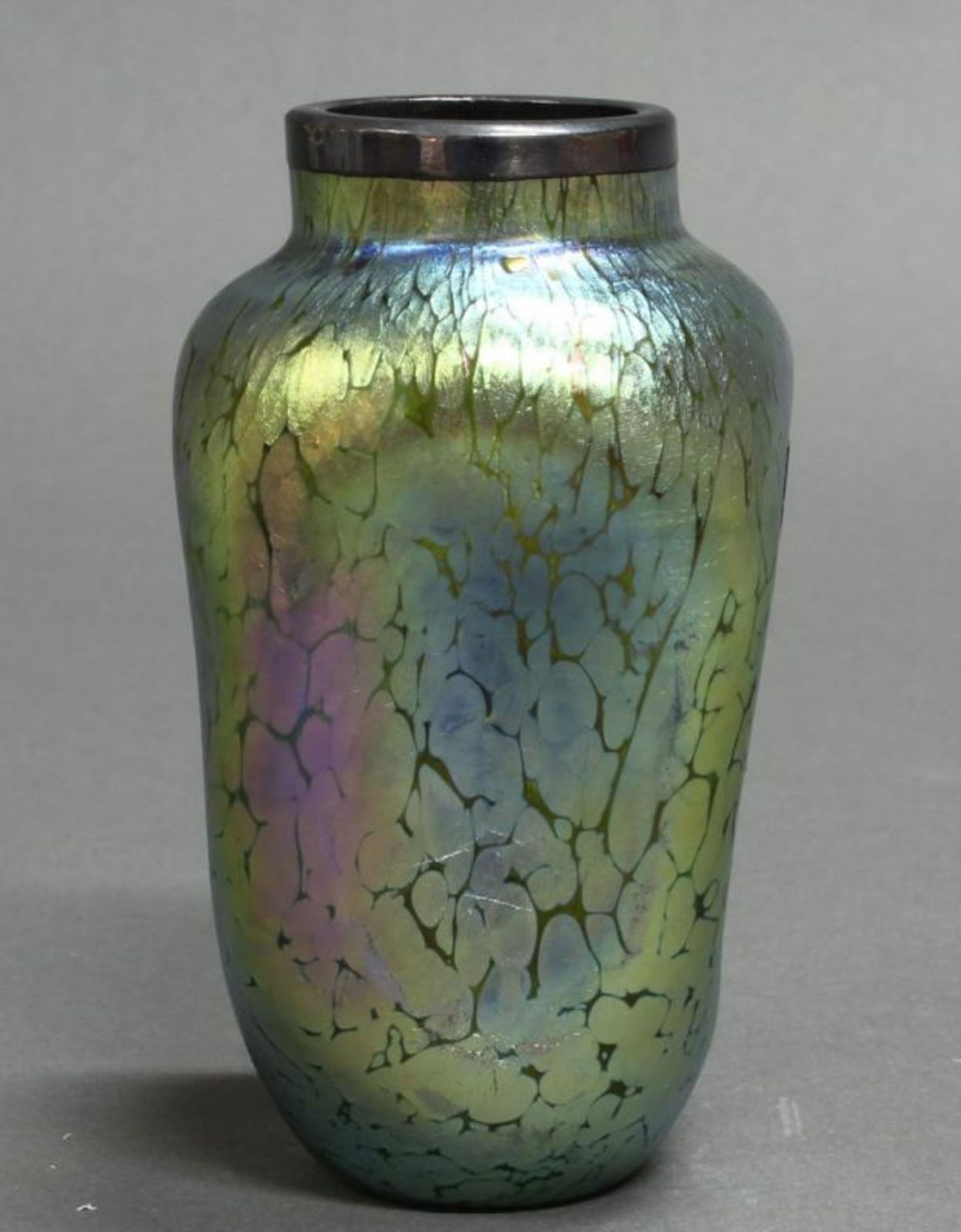 Vase, Jugendstil, um 1900, Grünglas, lüstrierend, Lippe und Schauseite mit Silberauflage, vierseitig - Image 3 of 6