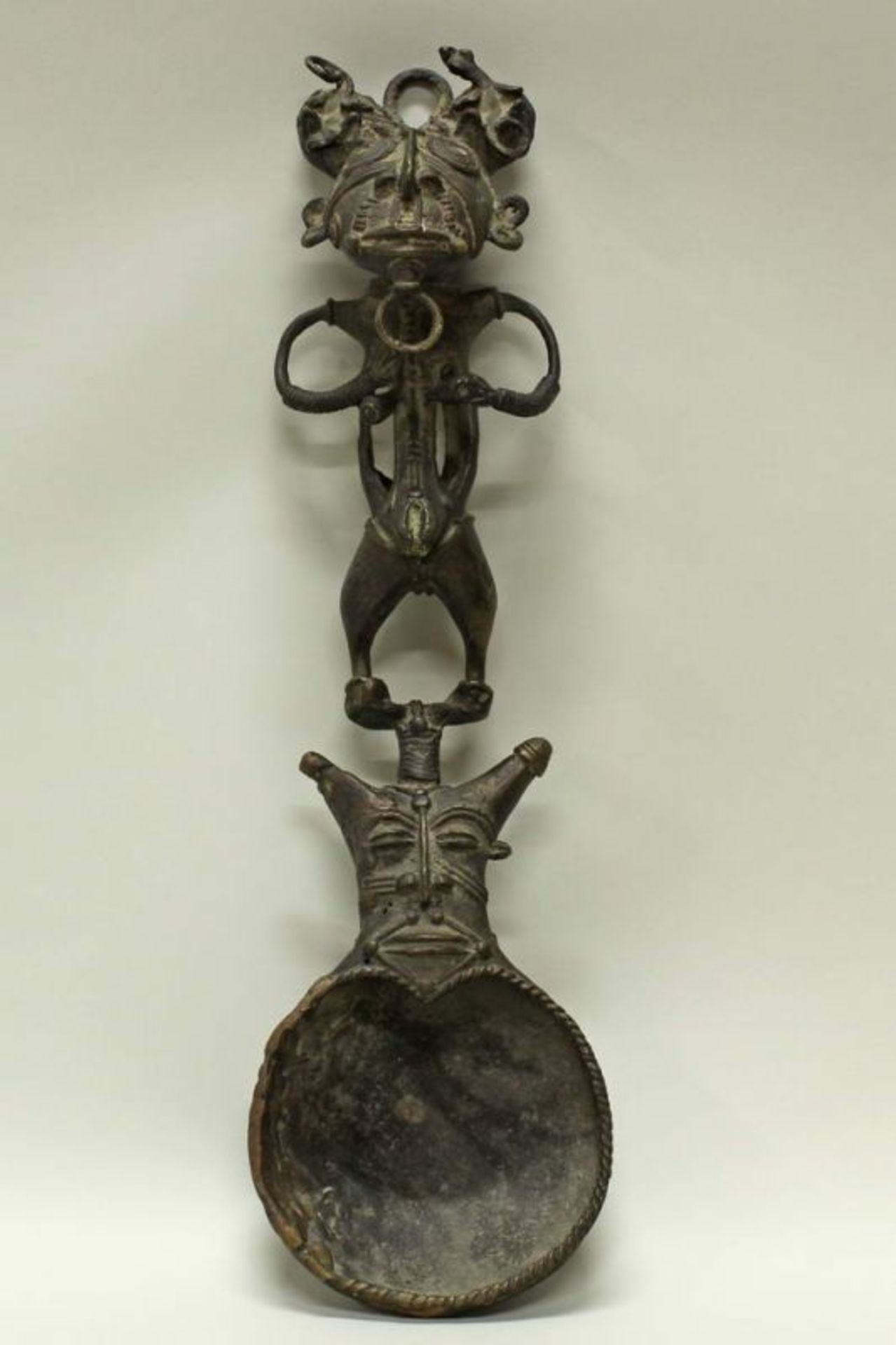 Löffel, Bronze, Afrika, 42 cm lang. Provenienz: Rheinische Privatsammlung 20.00 % buyer's premium on