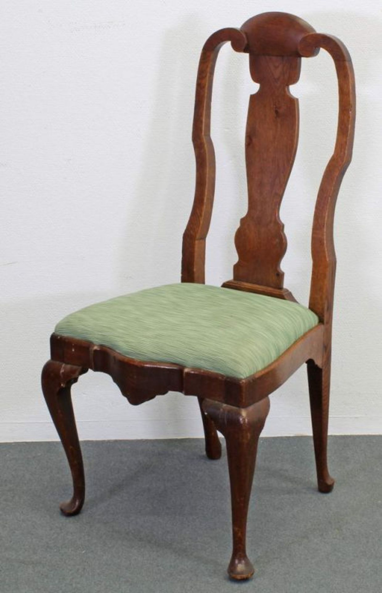 4 Stühle, 2 Armstühle, England, 19. Jh., Queen Anne Stil, Eiche, Sitzpolster 20.00 % buyer's premium - Image 2 of 3