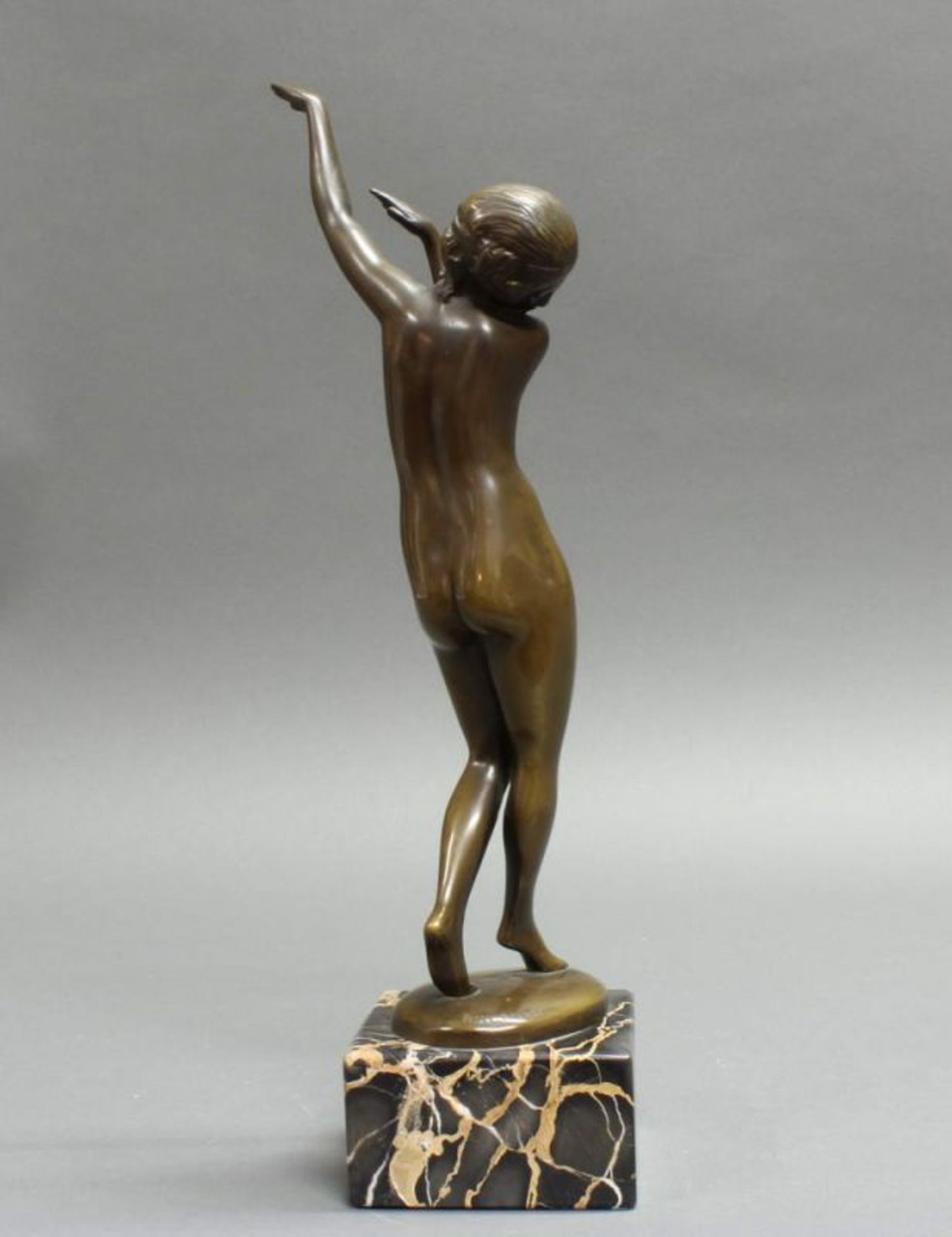 Bronze, braun patiniert, "Tänzerin", auf der Plinthe bezeichnet Lissy Eckart, auf Steinsockel, 32 cm - Image 3 of 5