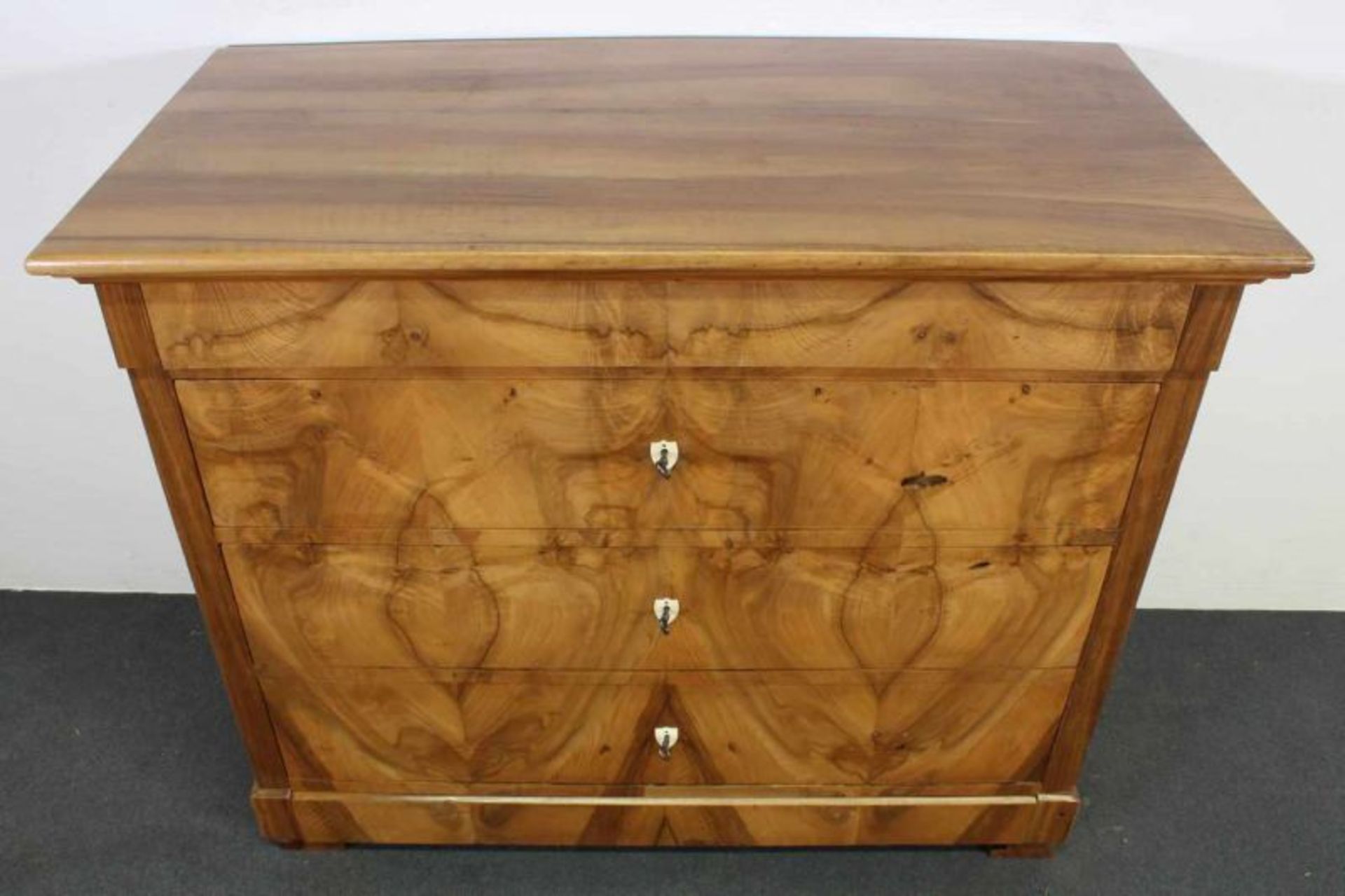 Kommode, Biedermeier, um 1840, Nuss-/Nussmaserholz, fünf Schübe, 100 x 117 x 60 cm 20.00 % buyer's - Image 2 of 4