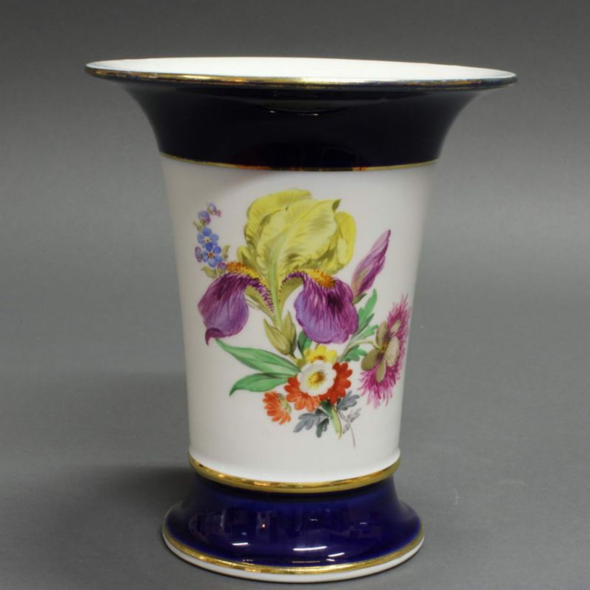 Vase, Meissen, Schwertermarke, 1. Wahl, Trompetenform, farbige Blütenbuketts auf weißen Grund