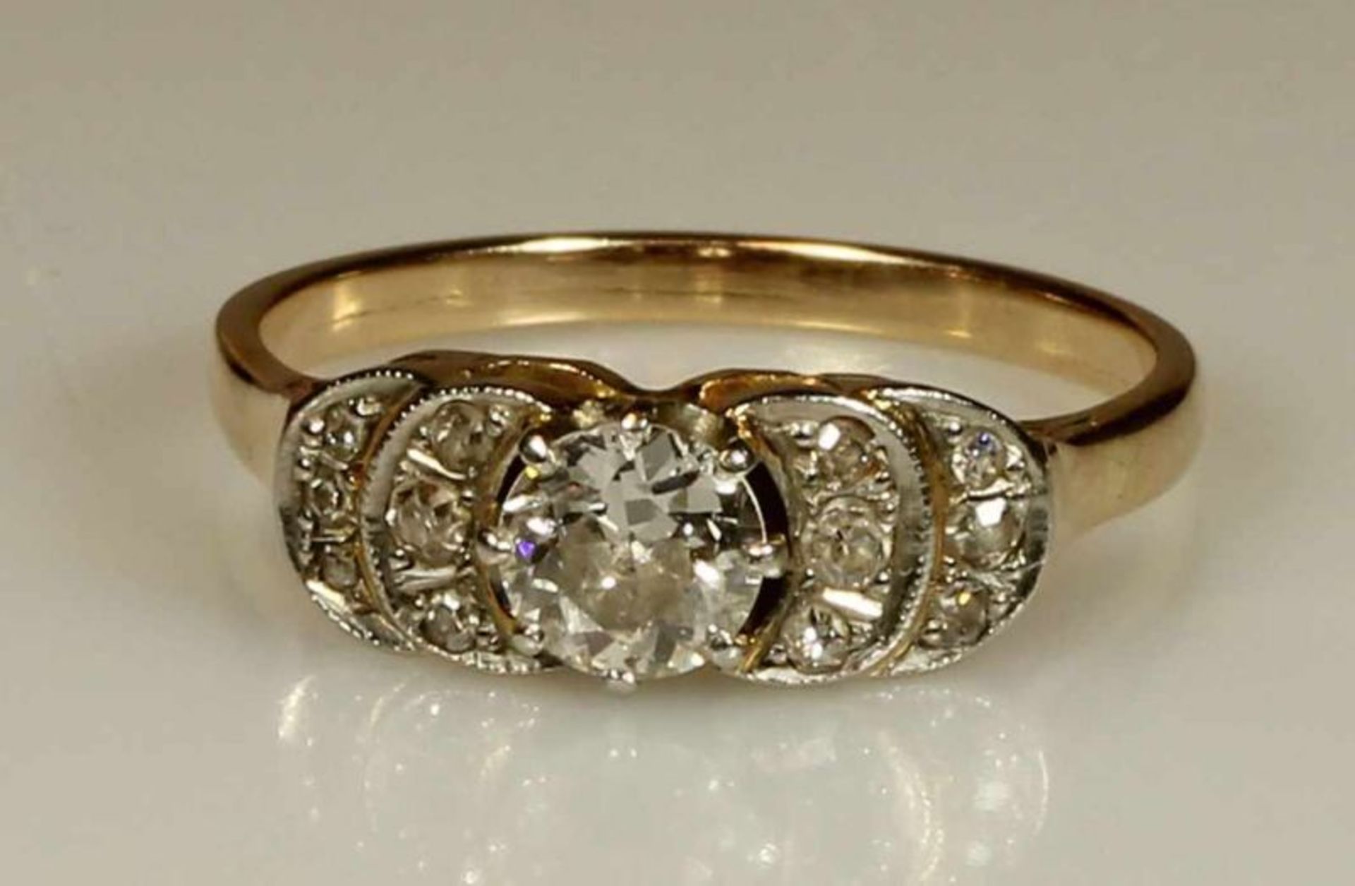 Ring, GG 585, teils weiß belötet, Diamanten zus. ca. 0.37 ct., 2 g, RM 16.5 20.00 % buyer's