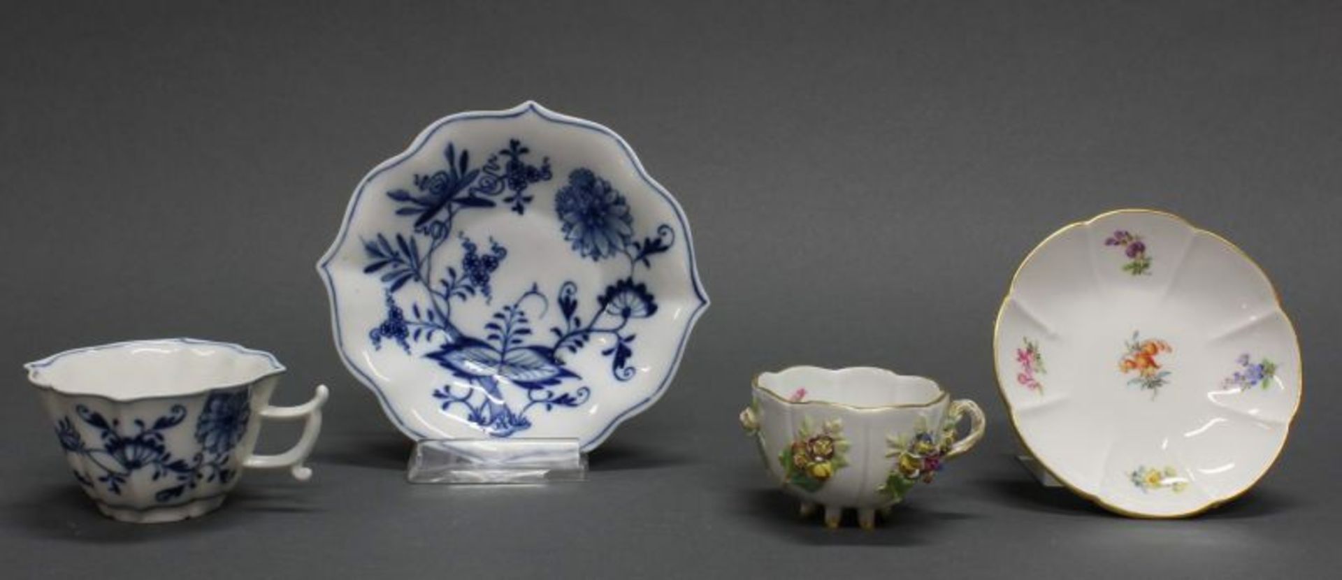 2 Mokkatassen mit Untertassen, Meissen, Schwertermarke, 1850-1924, 1. Wahl, 1x plastische Blüten (