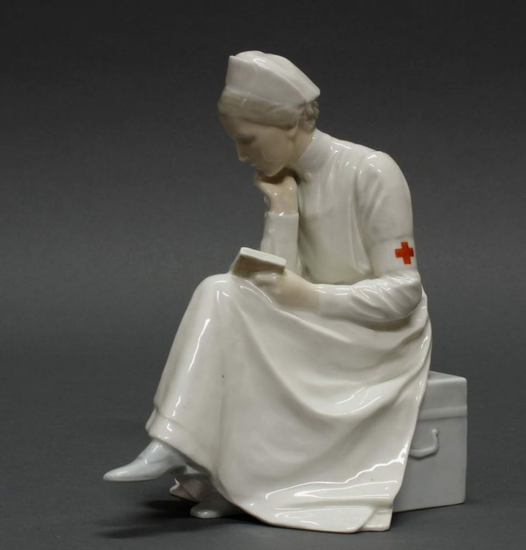 Porzellanfigur, "Rotes Kreuz-Schwester", Bing & Gröndahl, Modellnummer 1866, polychrom, 17 cm hoch