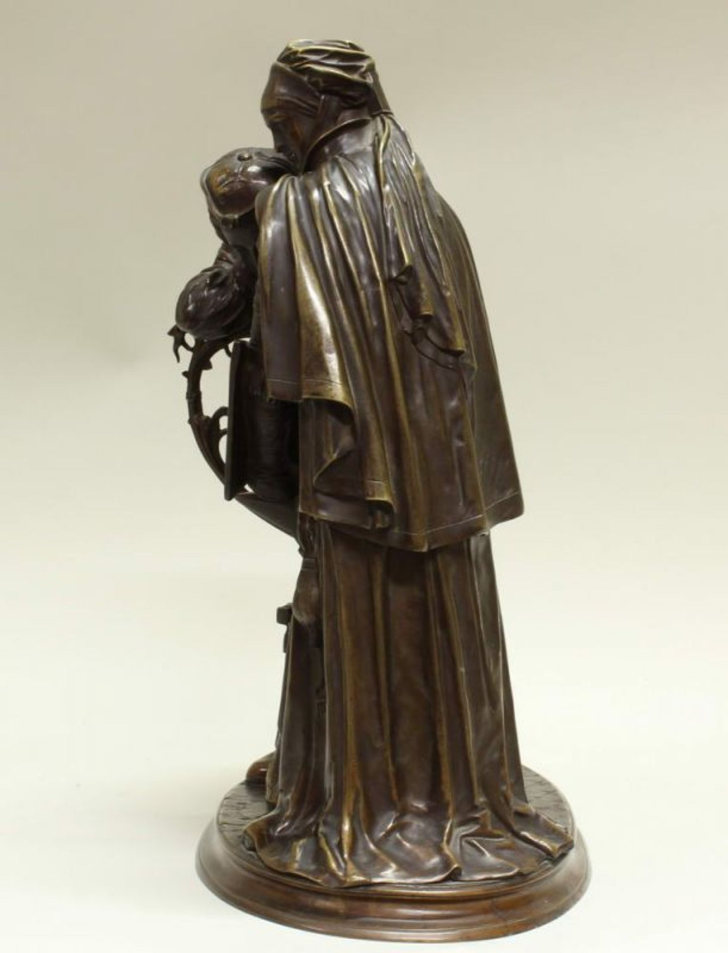 Bronze, "Präsentation des Kunstwerkes", eine Nonne zeigt einem Schmied einen Klappaltar, auf dem - Image 6 of 7