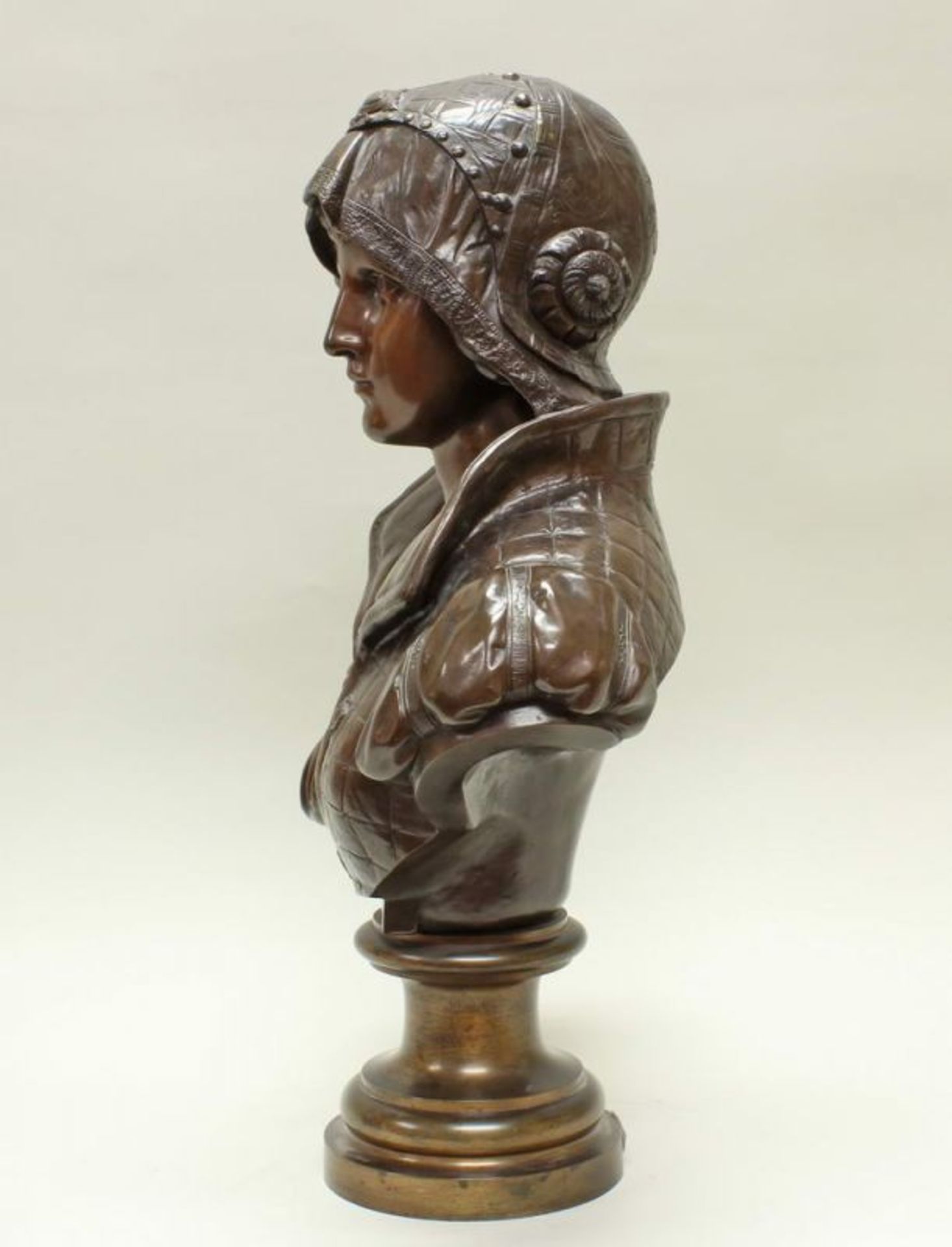 Bronze, dunkelbraun patiniert, "Frauenbüste", auf Metallsockel, verso bezeichnet P. Baur FB, 68 cm - Image 3 of 6