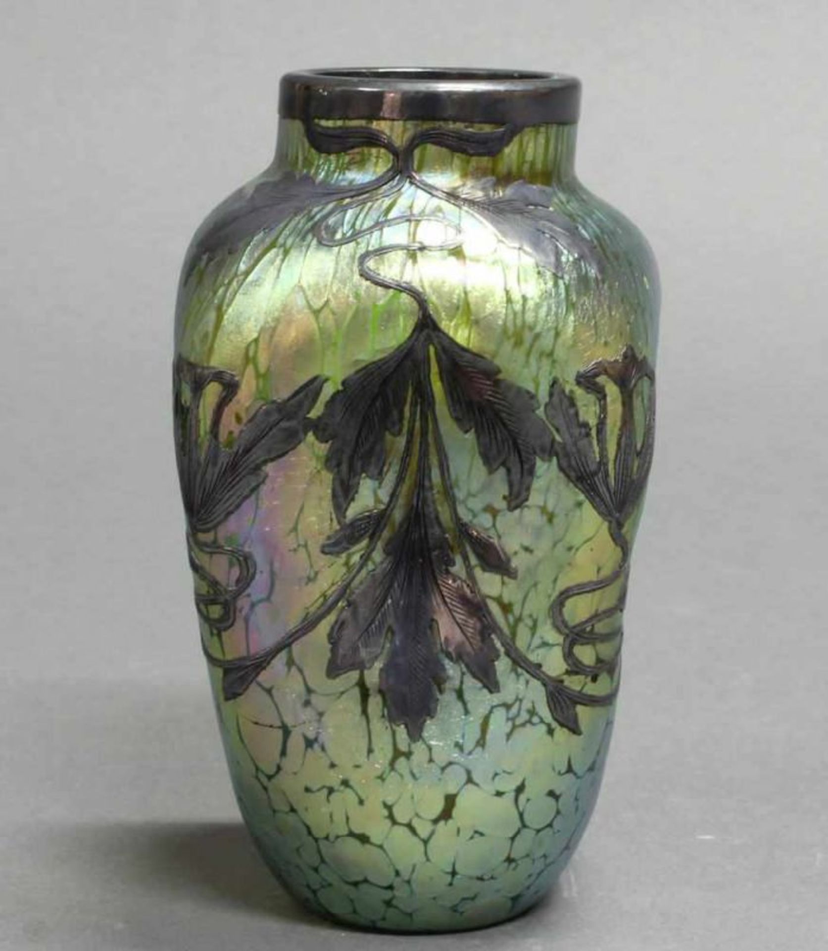 Vase, Jugendstil, um 1900, Grünglas, lüstrierend, Lippe und Schauseite mit Silberauflage, vierseitig