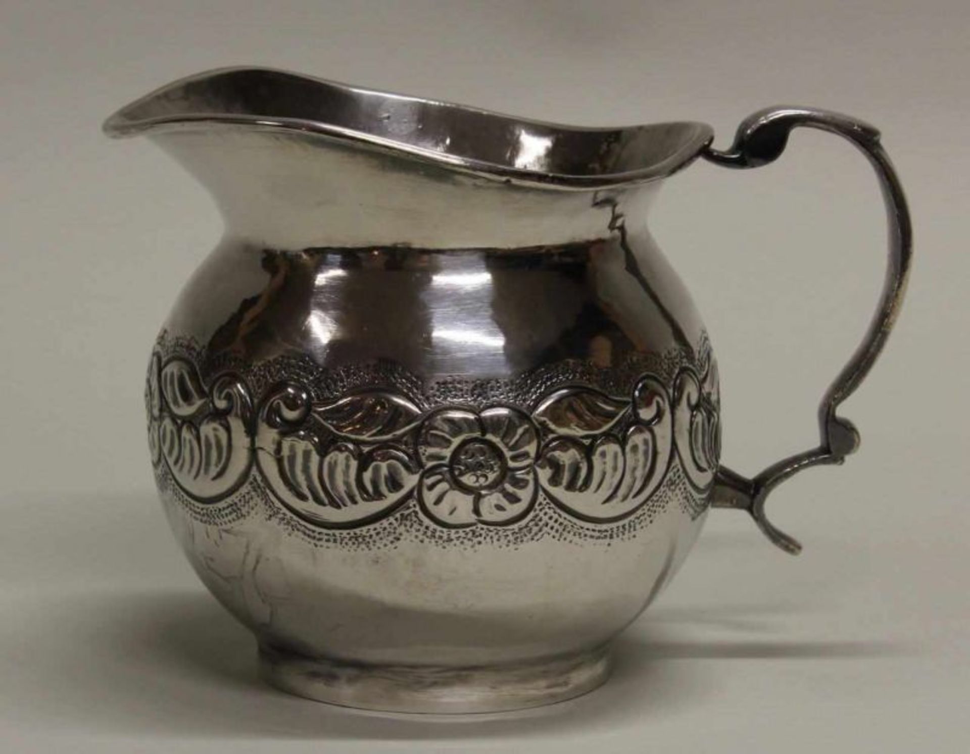 Schenkkanne, Silber 925, Peru, bauchig, florale Zierbordüre, breiter Ausguss, 12 cm hoch, ca. 395