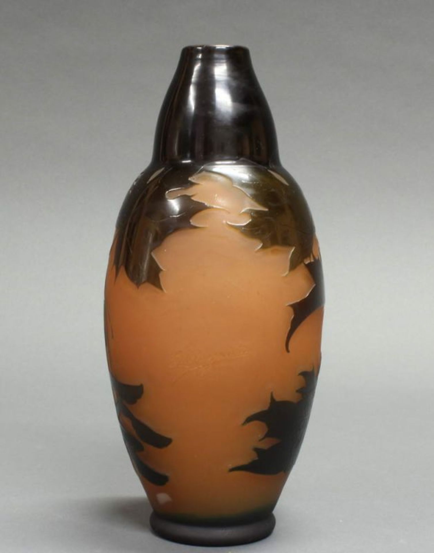 Vase, Paul Nicolas, Nancy, um 1925, brauner Überfangdekor mit Ahorn auf lachsrotem Grund, signiert - Image 2 of 6