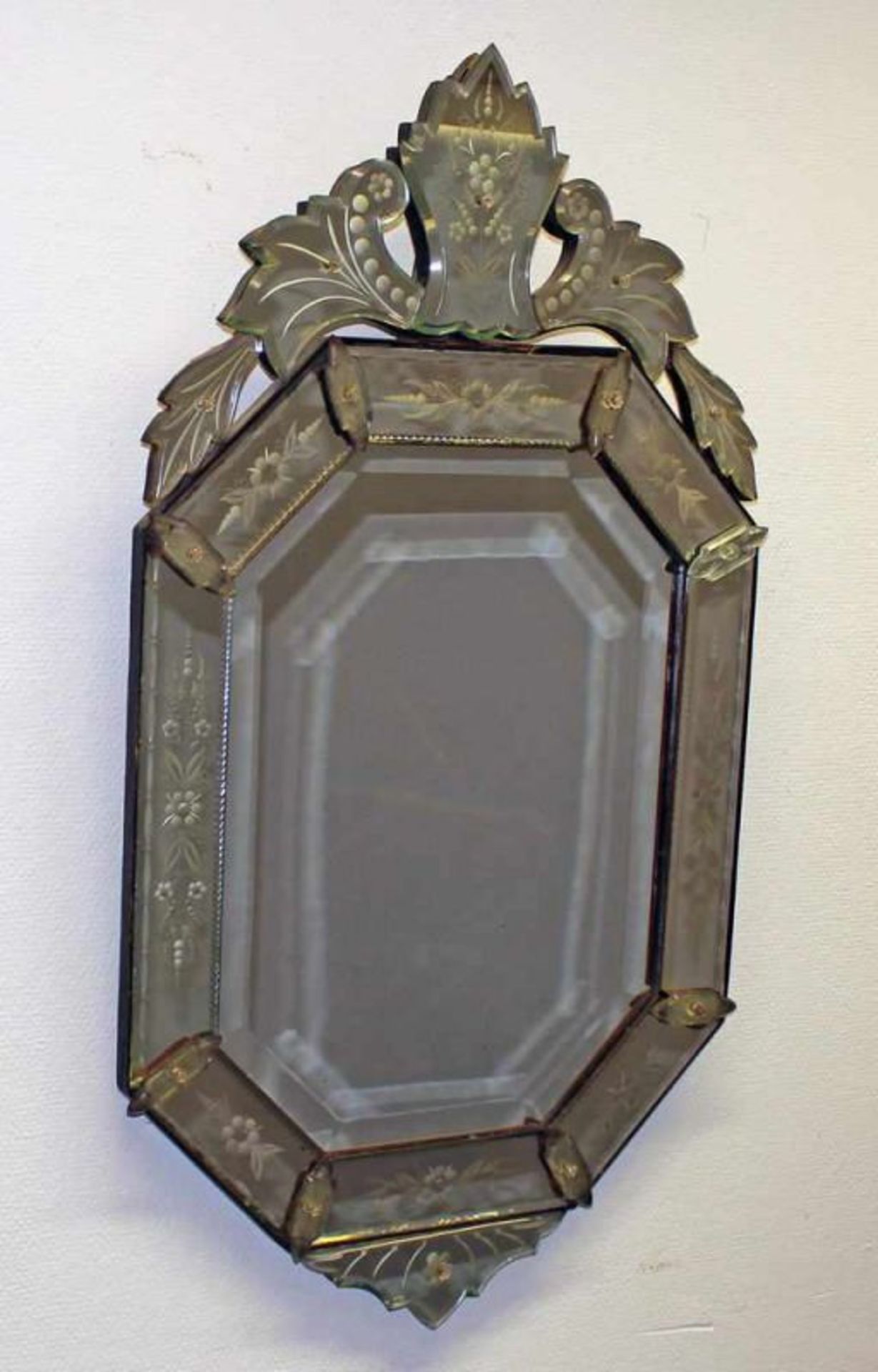 Venezianischer Spiegel, achteckig, florale Motive, mit Bekrönung, 101 x 56 cm 20.00 % buyer's