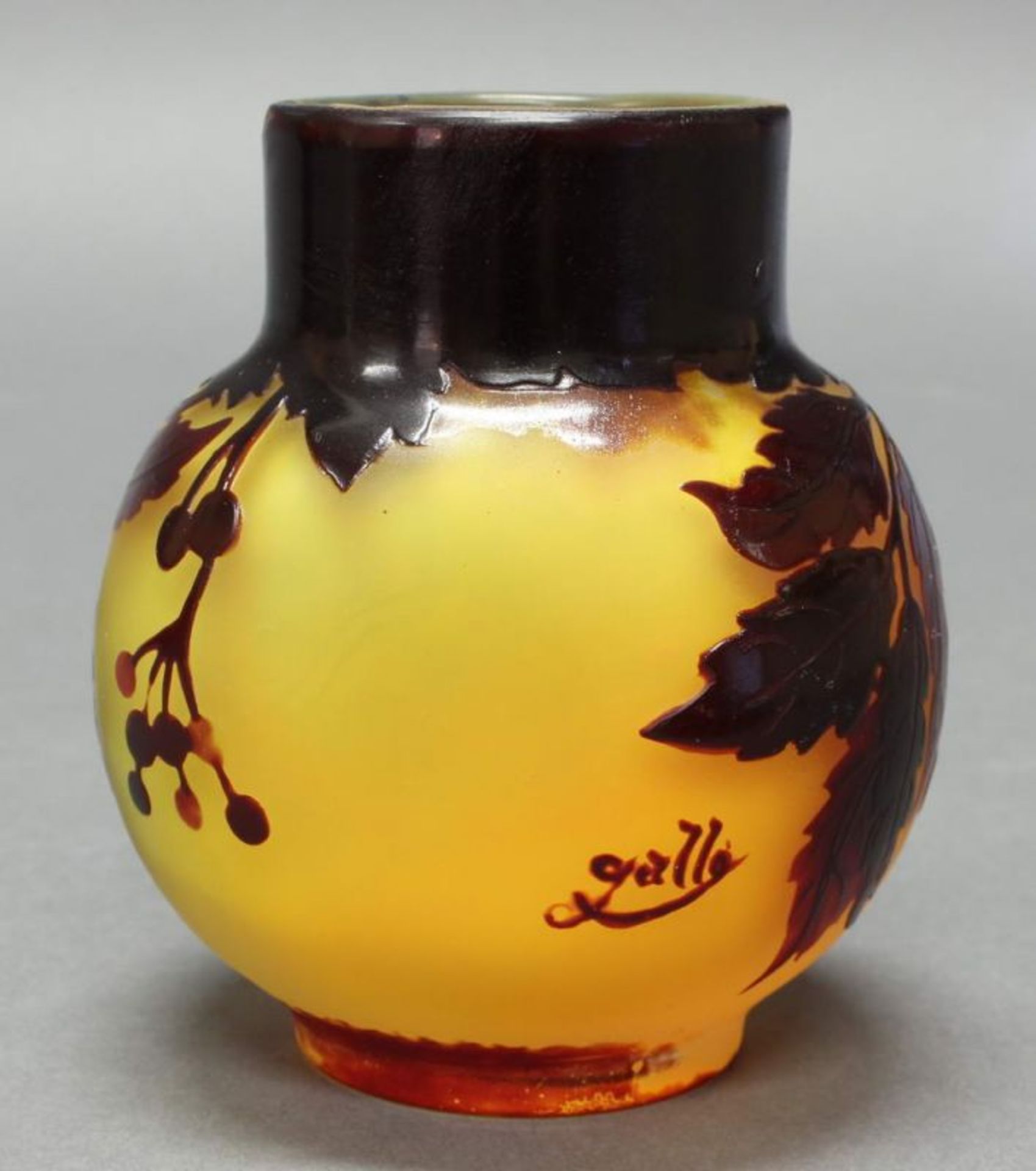 Vase, Emile Gallé, 1906-1914, Glas, dunkelroter Überfangdekor mit Vogelbeere, matt-oranger Fond,