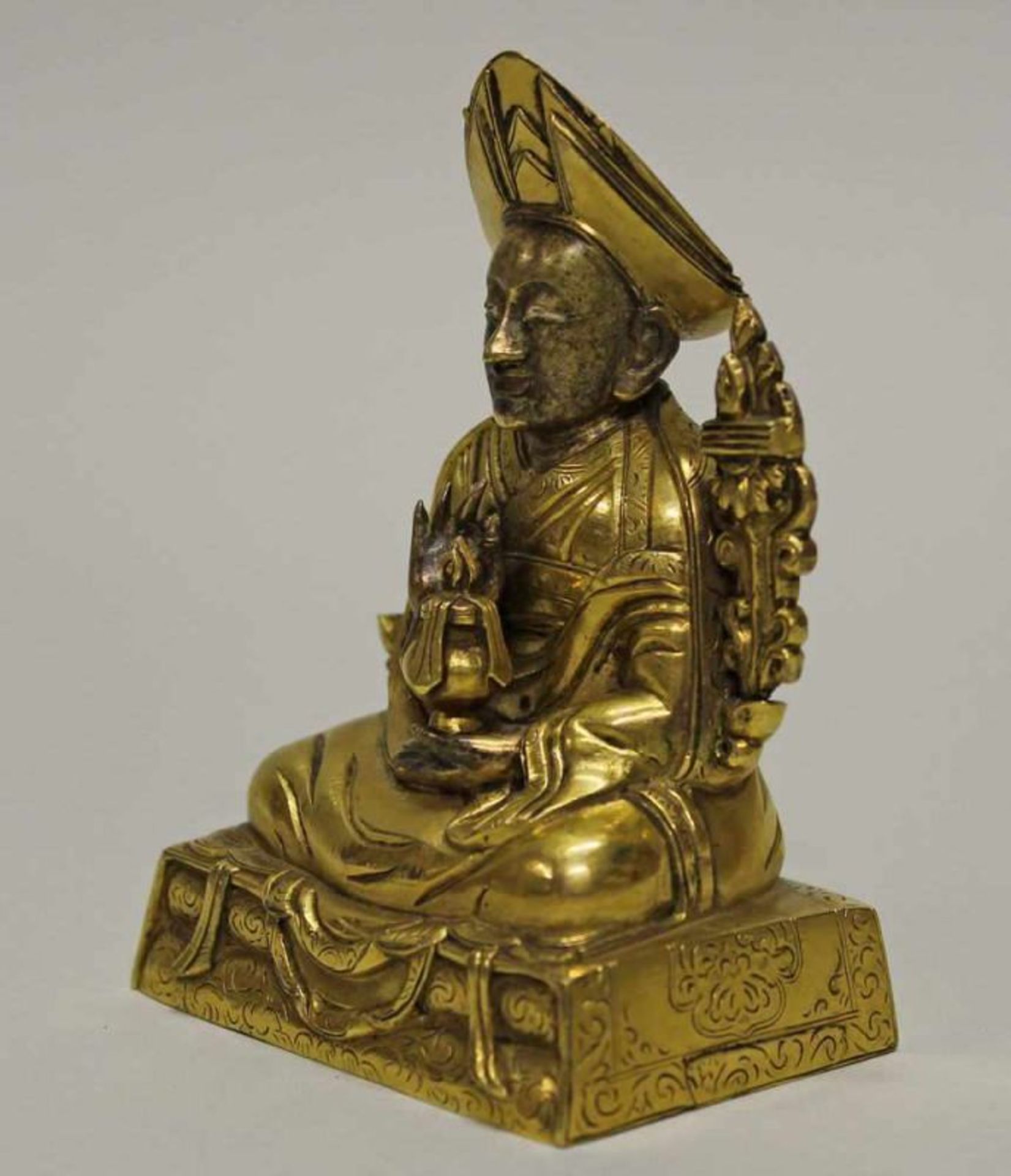 Skulptur, "Lama", Sinotibetisch, 19. Jh., Bronze, feuervergoldet, Lehrmeister im Mönchsgewand mit - Image 2 of 4